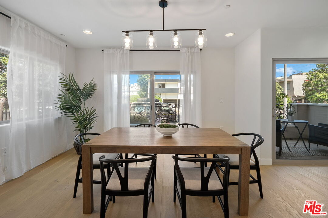 Los Angeles, California, 90025, United States, 3 Bedrooms Bedrooms, ,3 BathroomsBathrooms,Residential,For Sale,1939607