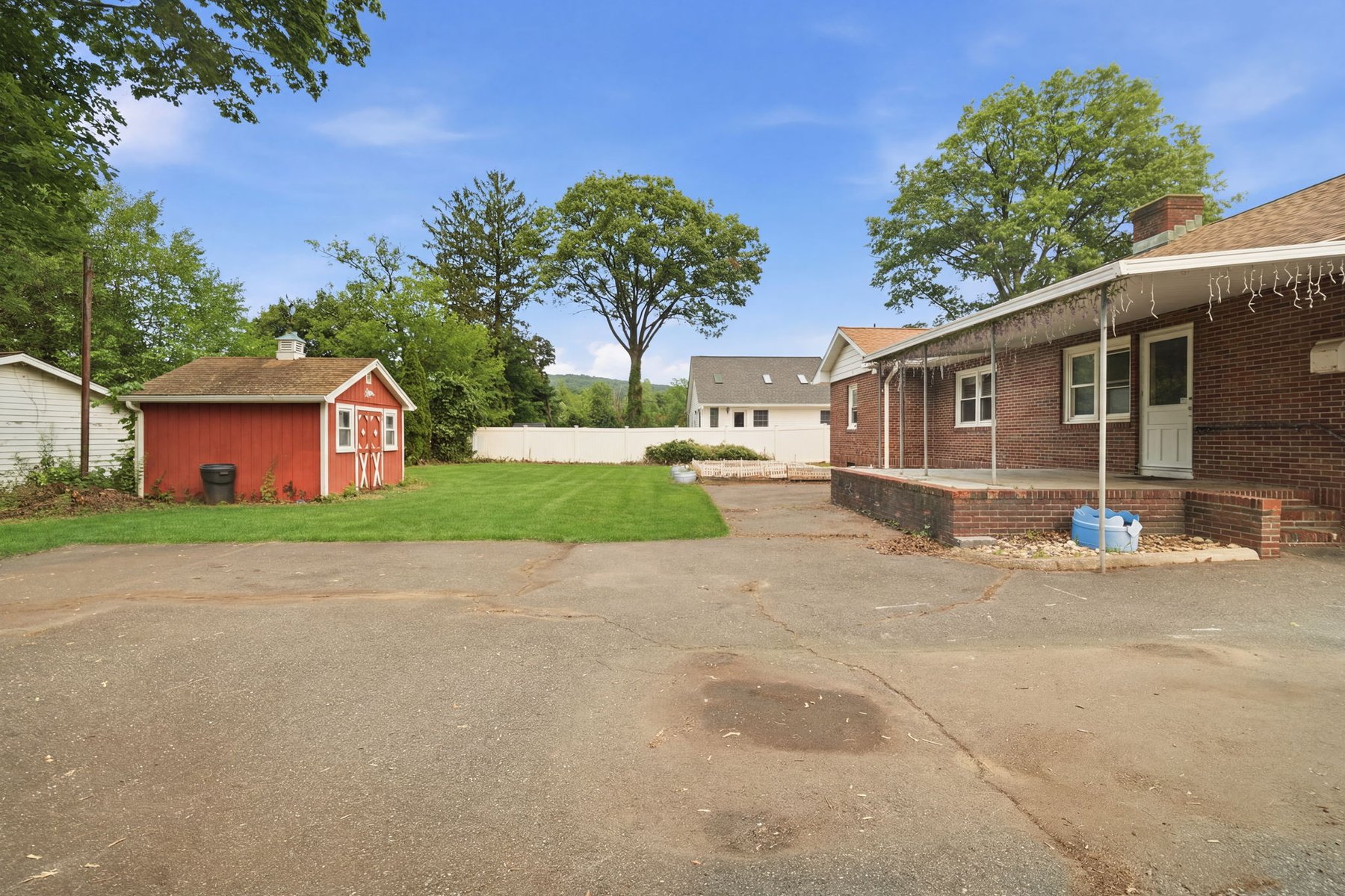  Charming Brick Ranch Home Ready for Your Vision - 物件實景