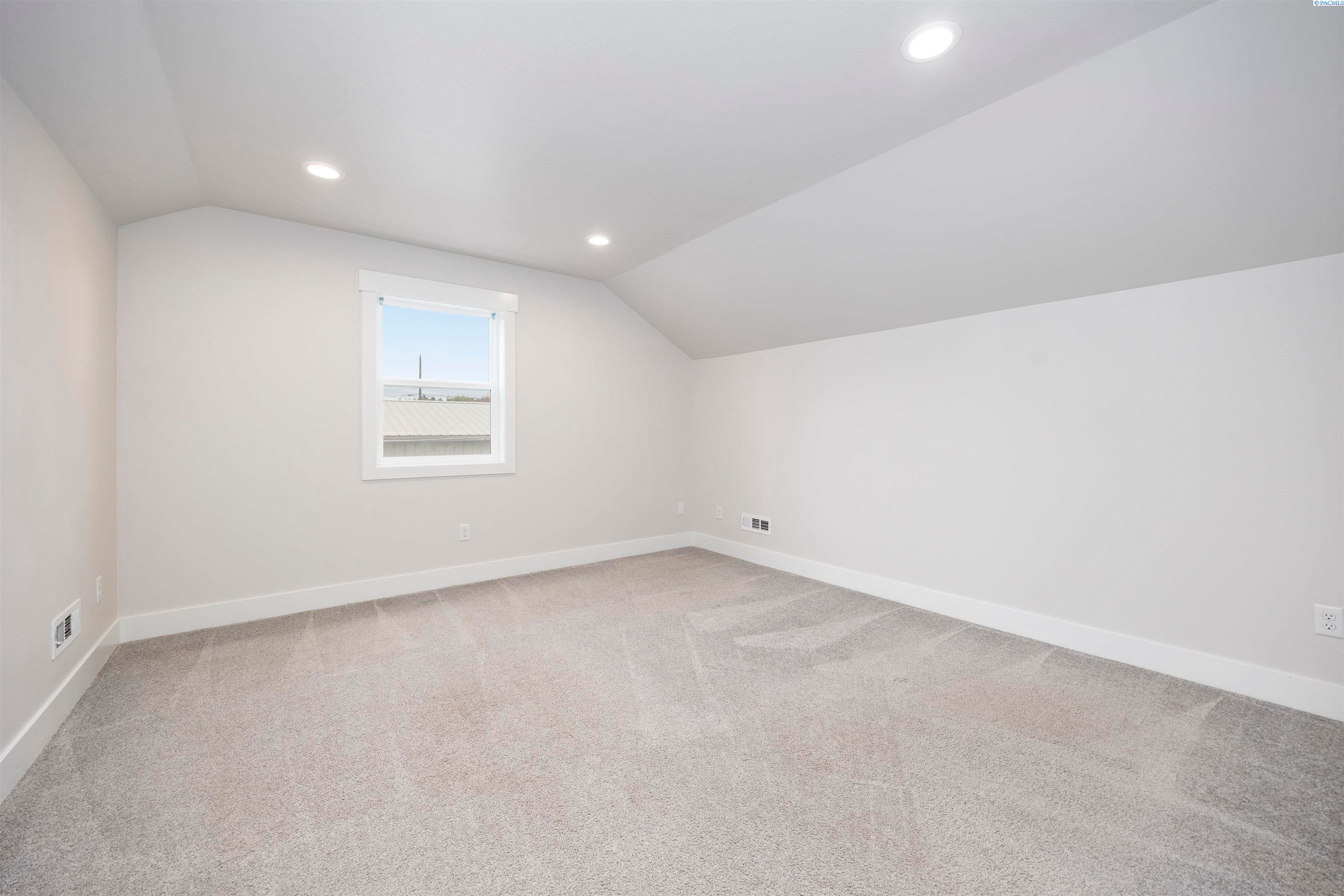 Grandview, Washington, 98930, United States, 5 Bedrooms Bedrooms, ,3 BathroomsBathrooms,Residential,For Sale,1988632