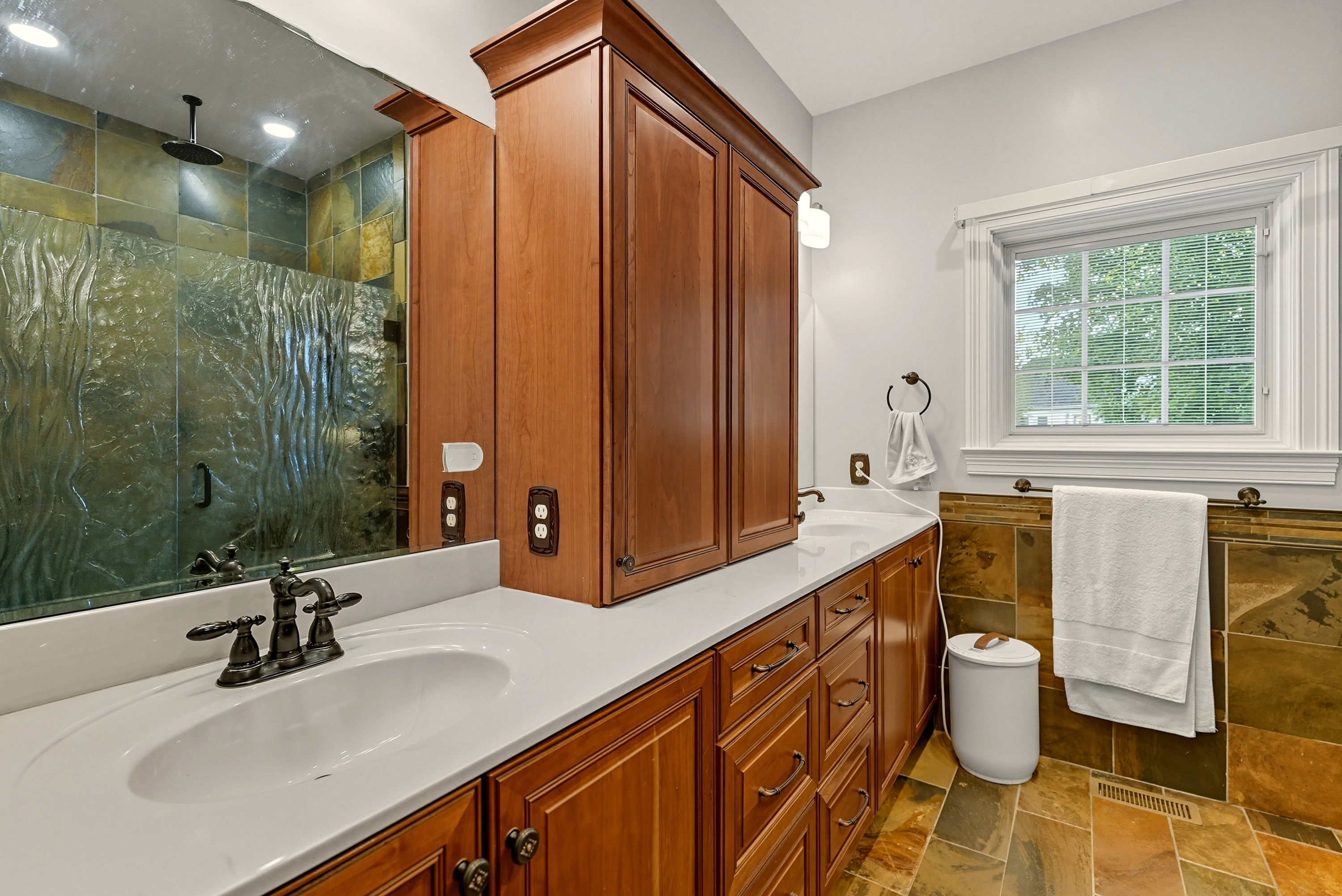 Louisville, Kentucky, 40220, United States, 3 Bedrooms Bedrooms, ,4 BathroomsBathrooms,Residential,For Sale,1979535