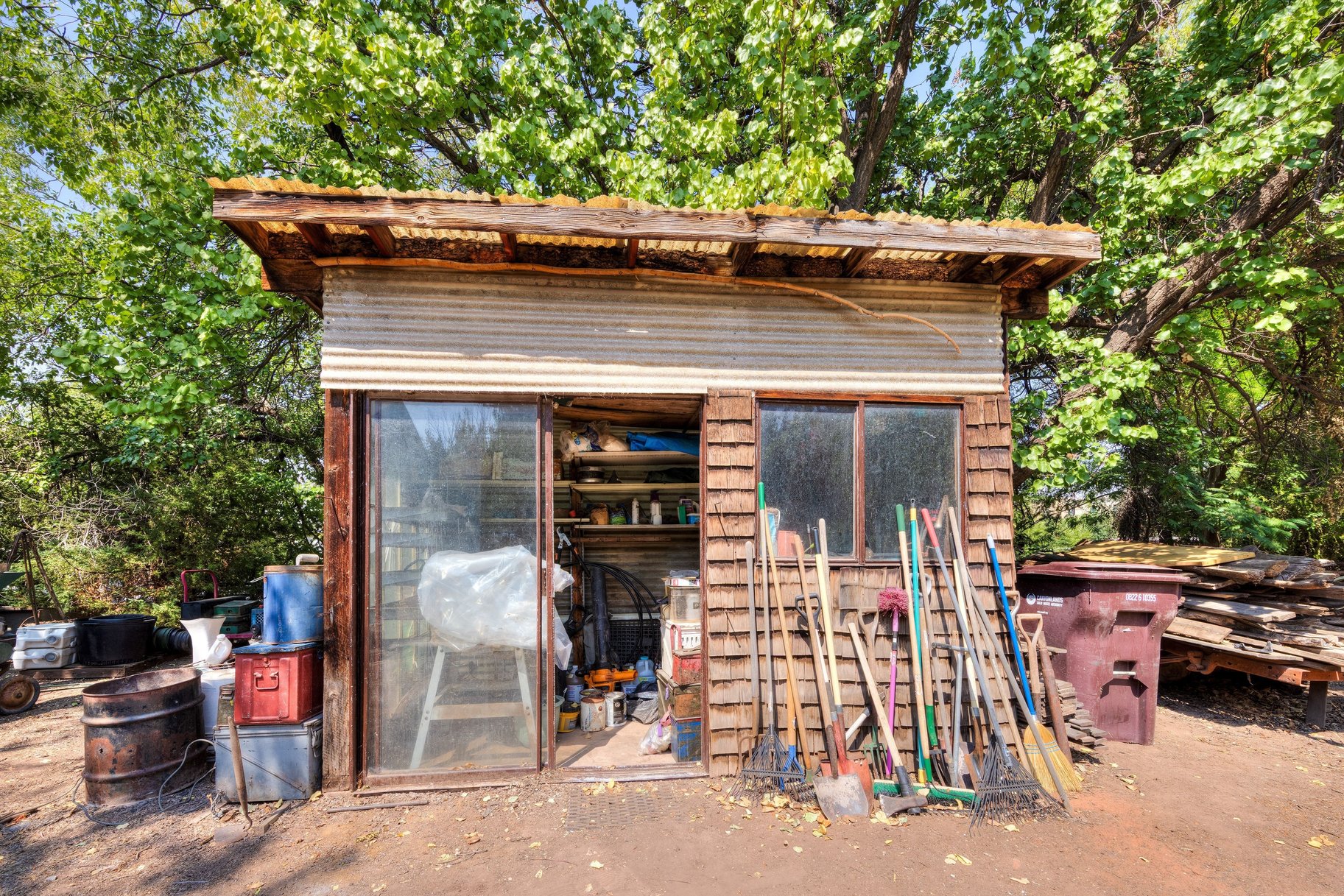 Great Location, Private Backyard & Plenty of Potential - 物件實景