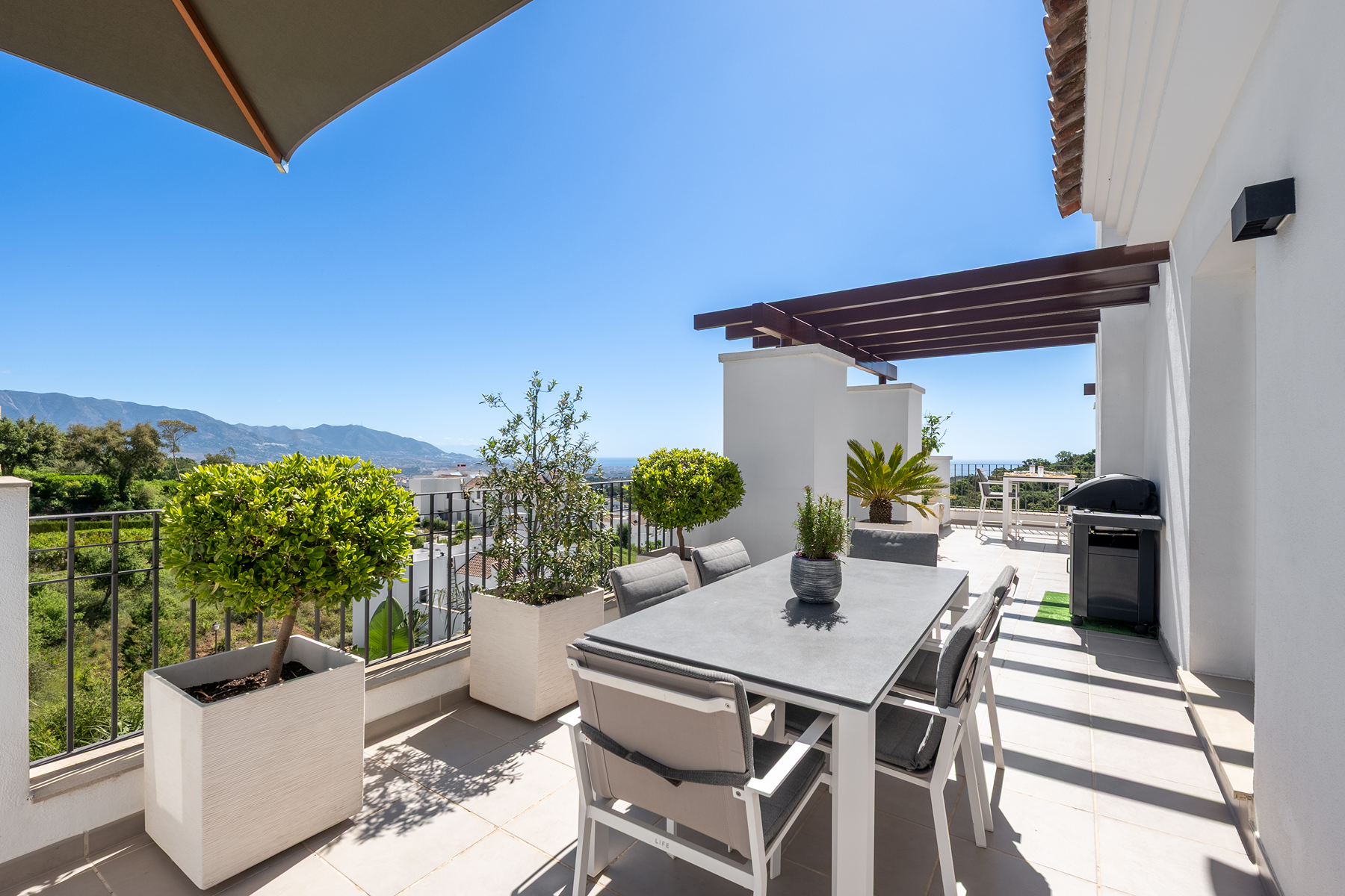  Renovated sea-view penthouse with expansive terrace in La Mairena, Marbella East - 物件實景