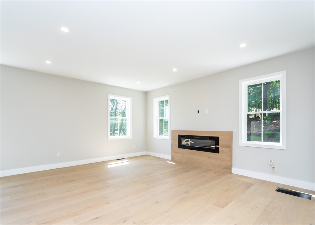 Waltham, Massachusetts, 02453, United States, 4 Bedrooms Bedrooms, ,5 BathroomsBathrooms,Residential,For Sale,1858244