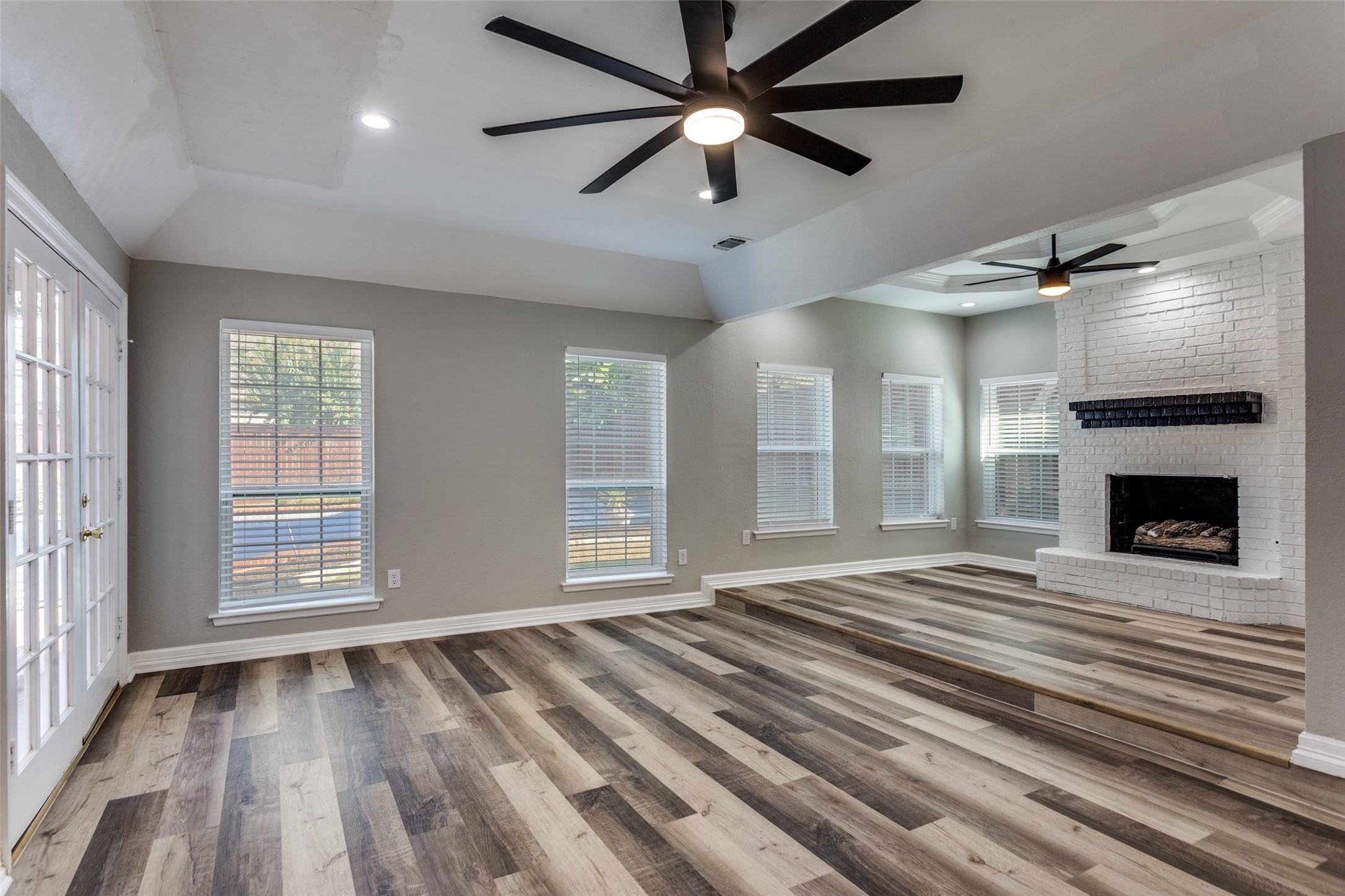 Arlington, Texas, 76013, United States, 4 Bedrooms Bedrooms, ,5 BathroomsBathrooms,Residential,For Sale,1967693