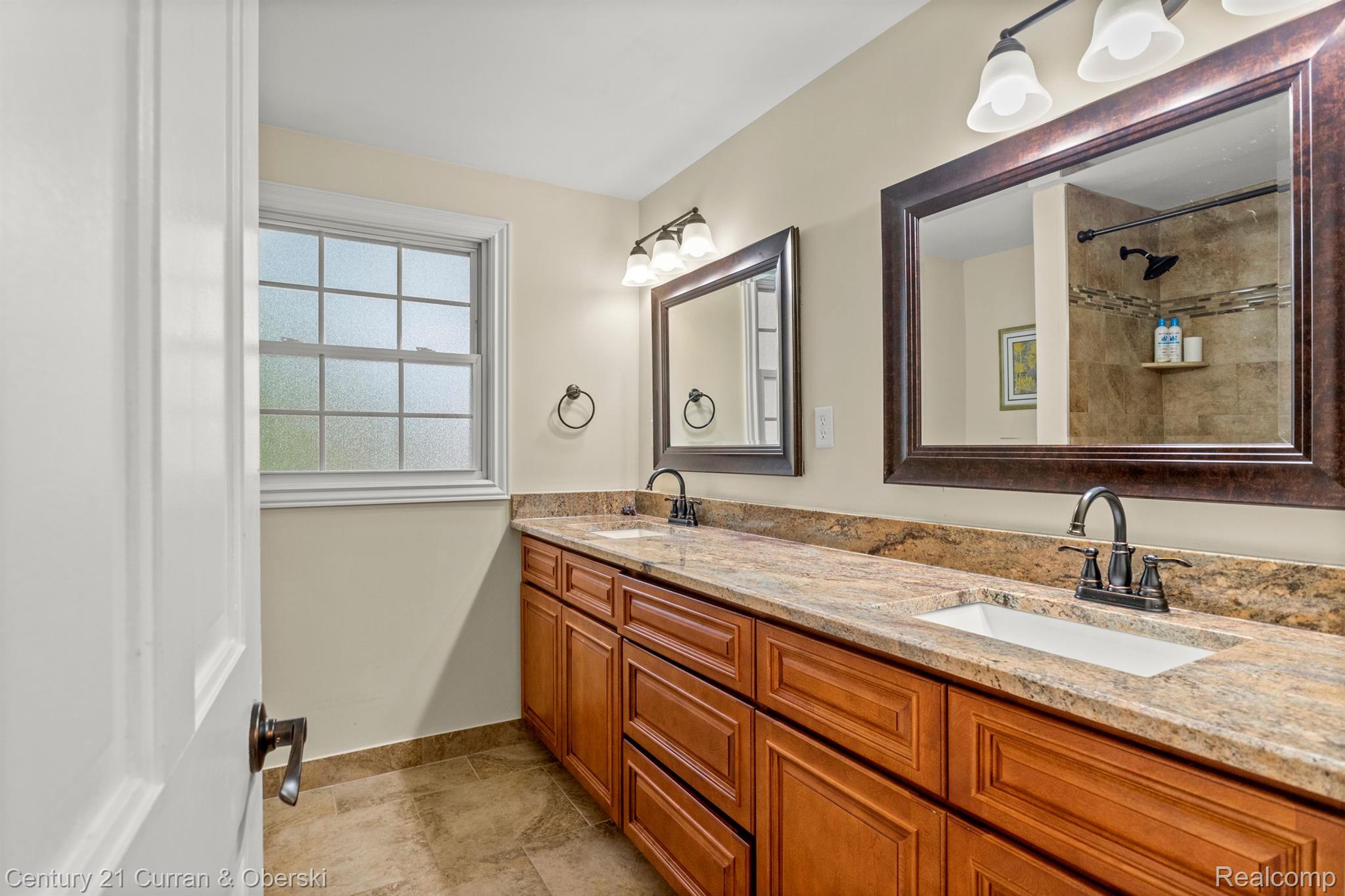 West Bloomfield Charter Township, Michigan, 48322, United States, 4 Bedrooms Bedrooms, ,3 BathroomsBathrooms,Residential,For Sale,1977559