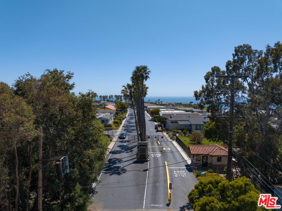 Malibu, California, 90265, United States, 4 Bedrooms Bedrooms, ,3 BathroomsBathrooms,Residential,For Sale,1907056