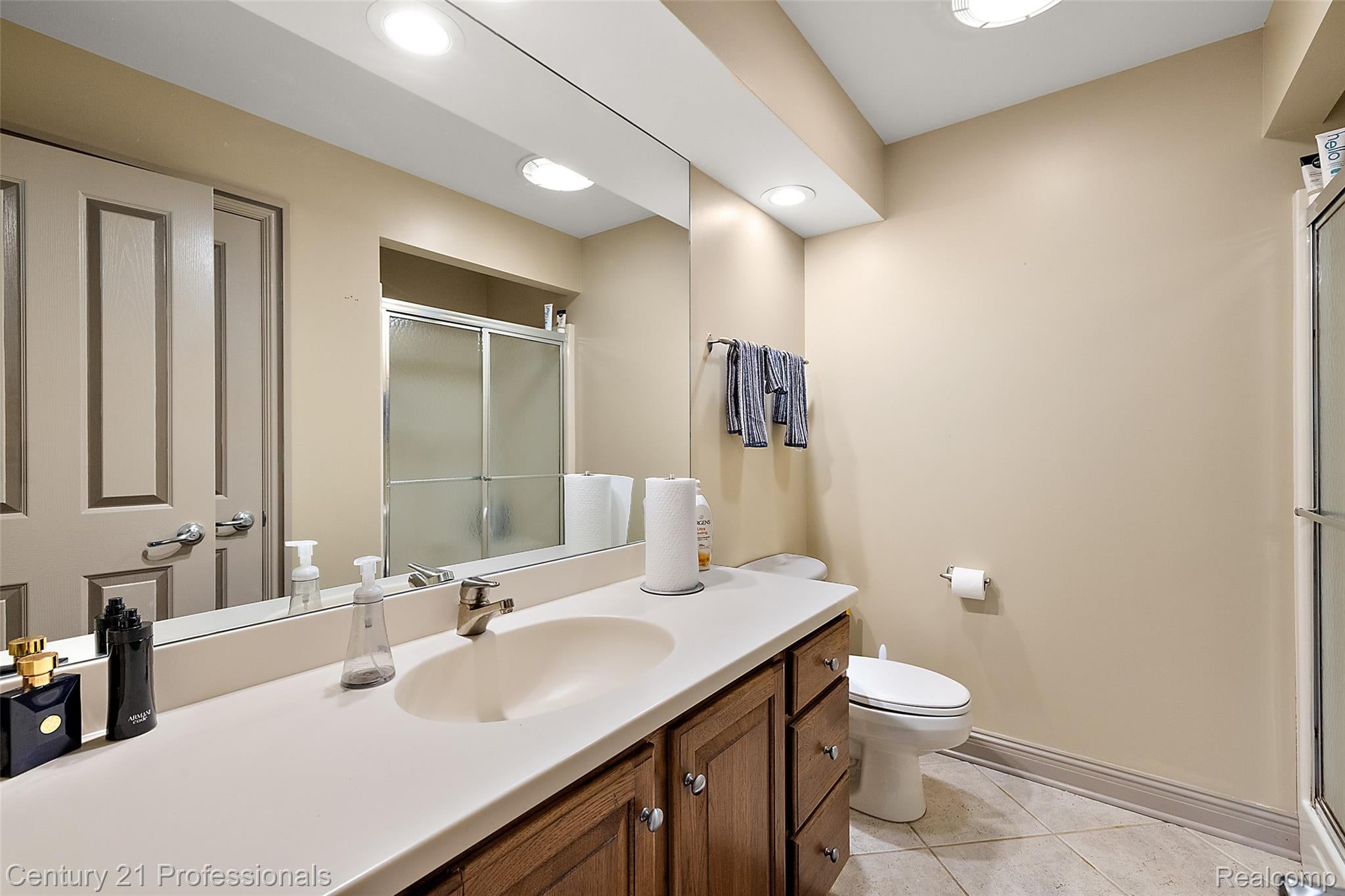 GrandBlanc, Michigan, 48439, United States, 4 Bedrooms Bedrooms, ,5 BathroomsBathrooms,Residential,For Sale,1980457