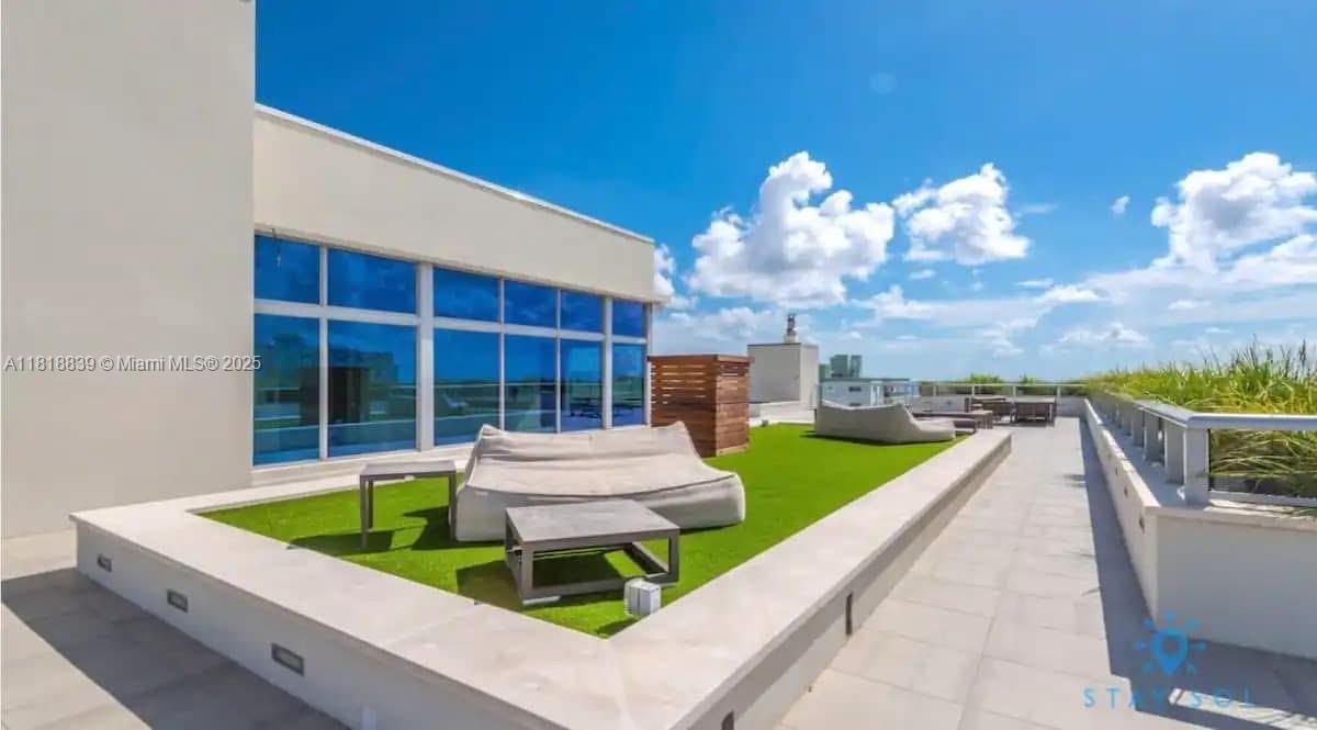 Hollywood, Florida, 33019, United States, 2 Bedrooms Bedrooms, ,1 BathroomBathrooms,Residential,For Sale,1850092