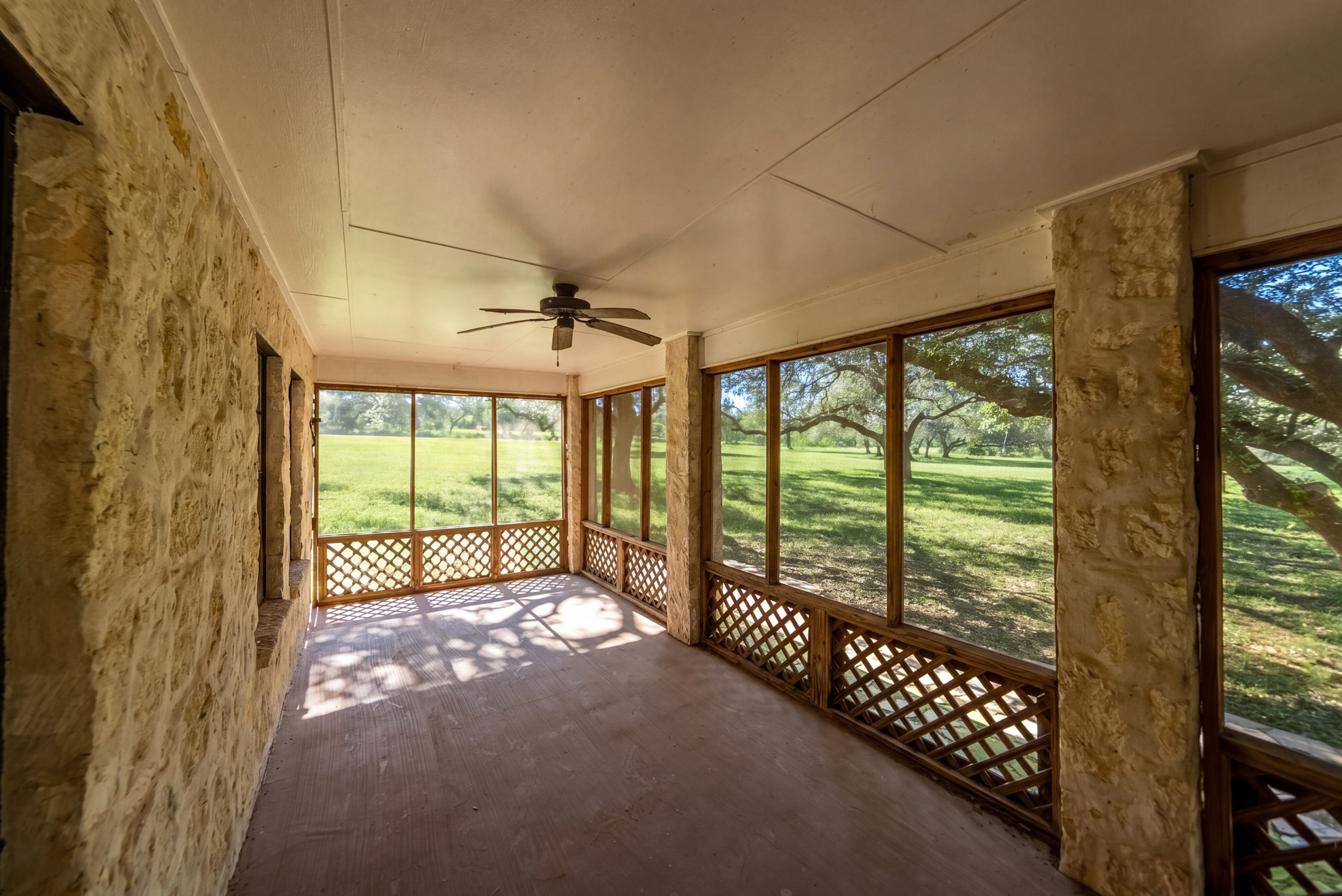  Private 10-Acre Horse Property in Lytle - 物件實景