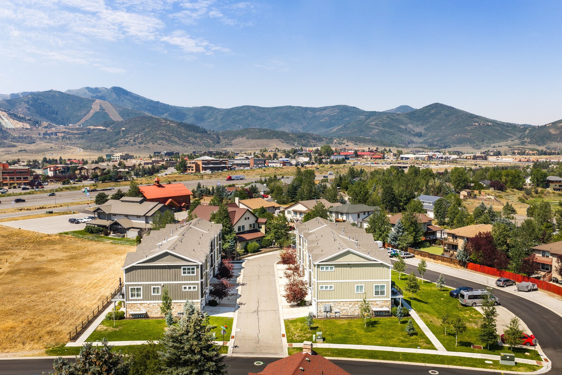  Three Bedroom Townhome with 2-Car Garage Near Trails, Creek, Retail & Golf Club - 物件實景