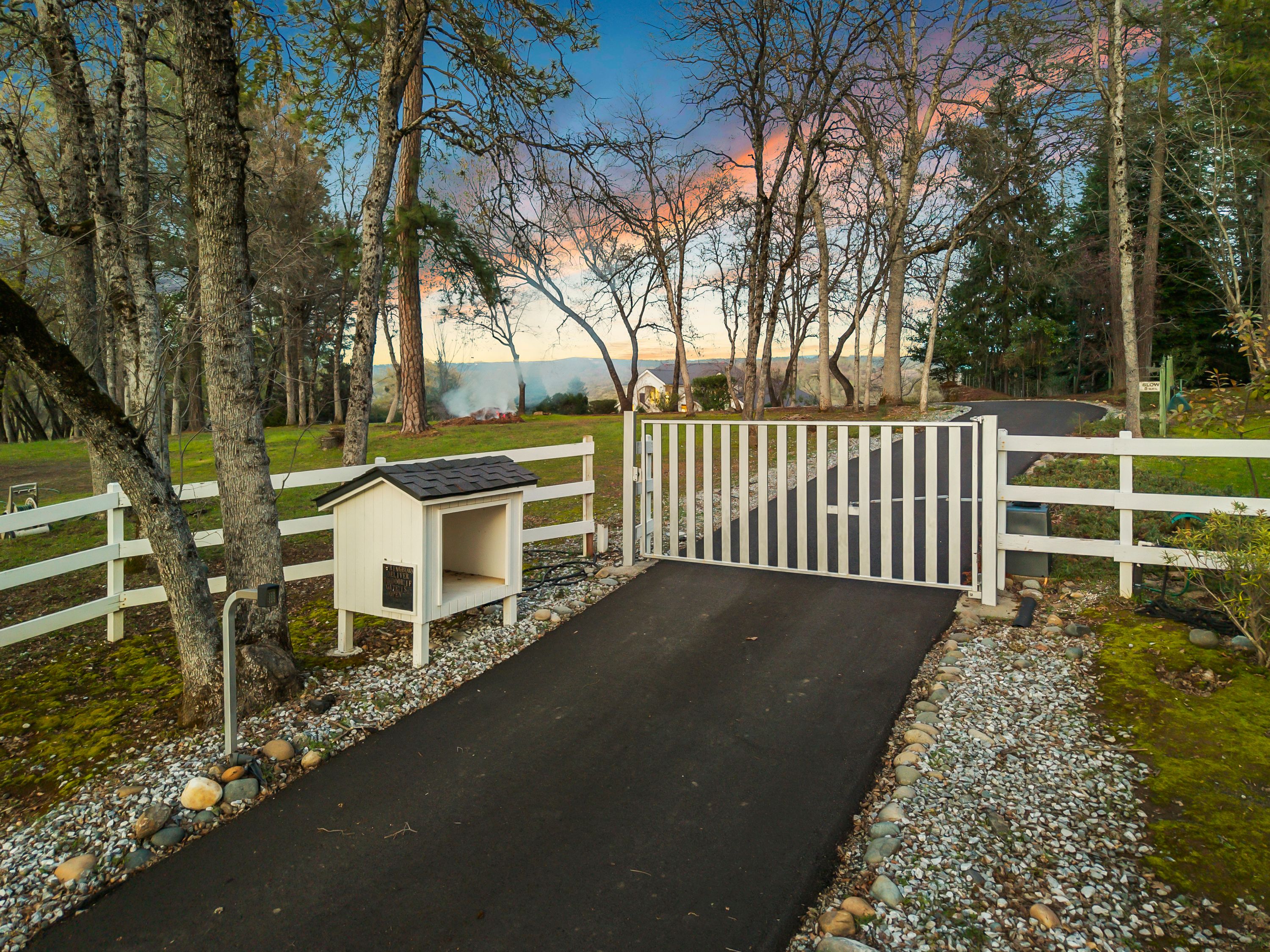  River Views • Pool • A Striking Estate That Makes a Statement - 物件實景