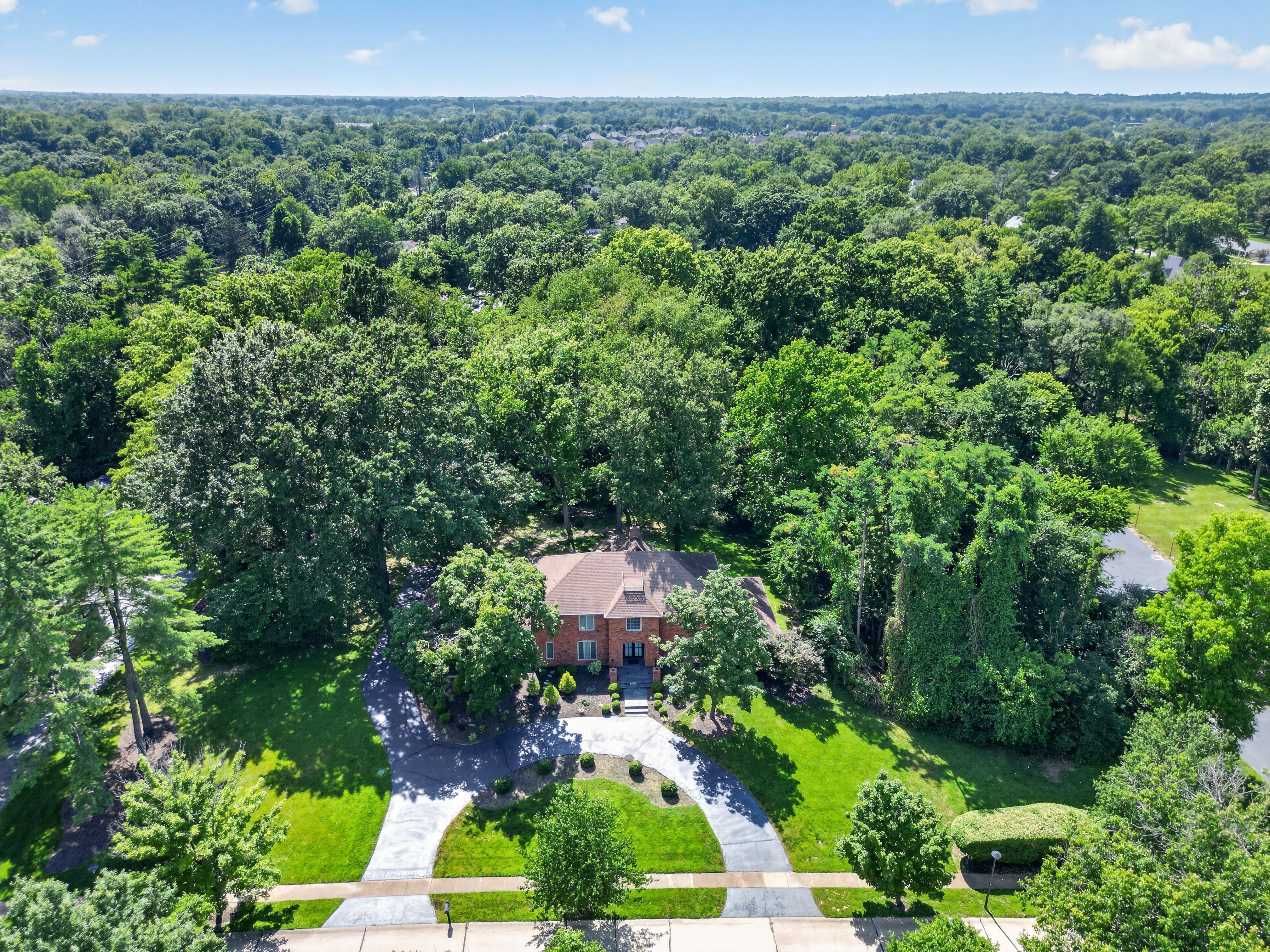  Elegant Brick Retreat on 1.5+ Acres with Modern Luxuries and Tranquil Living - 物件實景