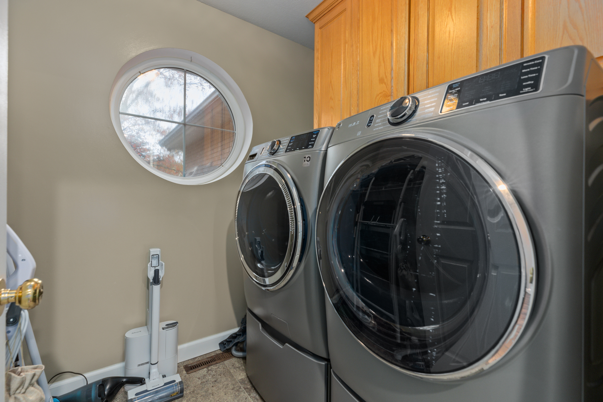 Litchfield, Illinois, 62056, United States, 5 Bedrooms Bedrooms, ,4 BathroomsBathrooms,Residential,For Sale,1979153