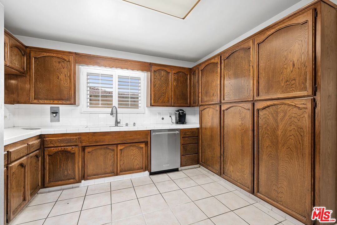 Los Angeles, California, 90056, United States, 5 Bedrooms Bedrooms, ,3 BathroomsBathrooms,Residential,For Sale,1987741