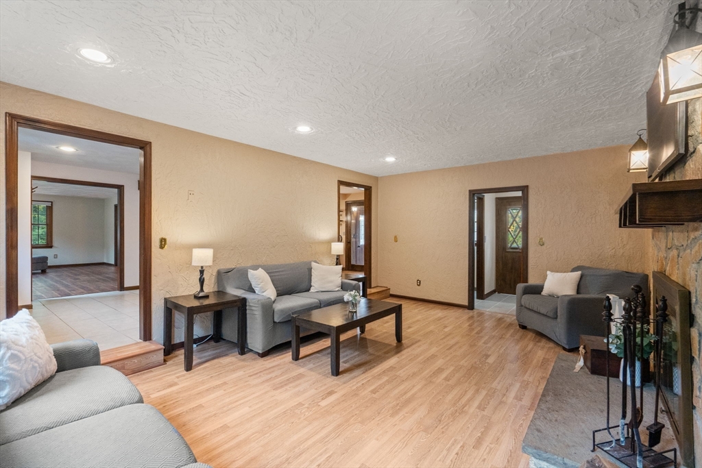 Marlborough, Massachusetts, 01752, United States, 4 Bedrooms Bedrooms, ,Residential,For Sale,1987097