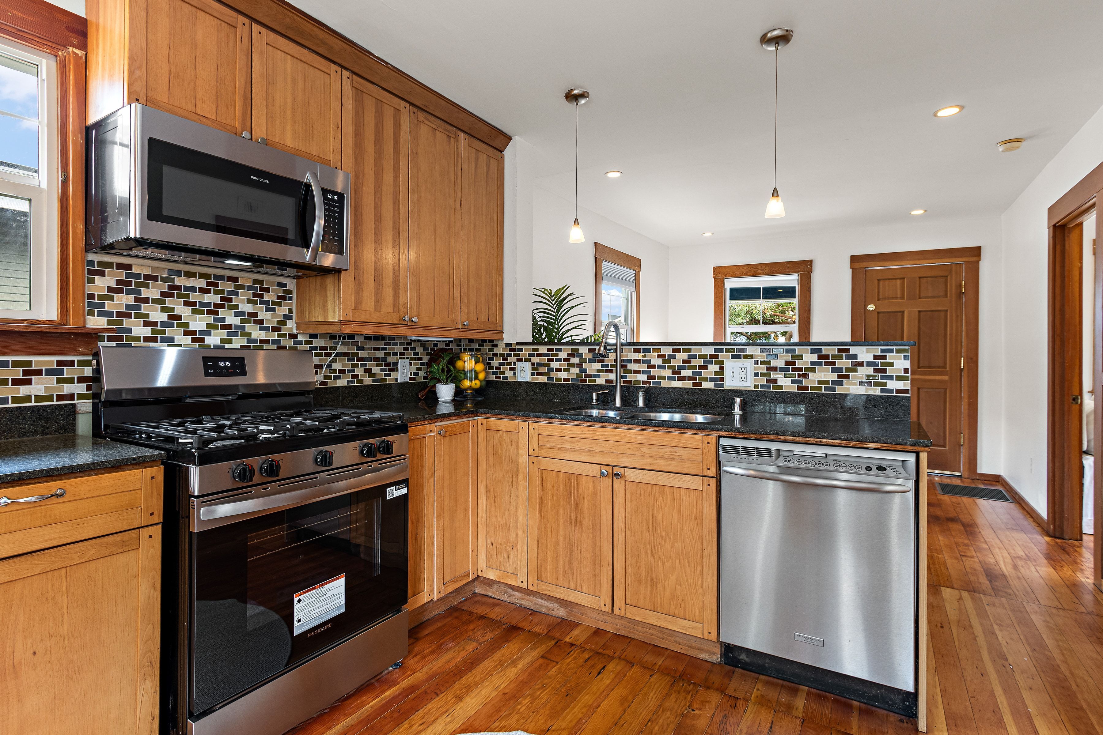  A Storybook North Oakland Cottage Offering Charm, Character, and Potential - 物件實景