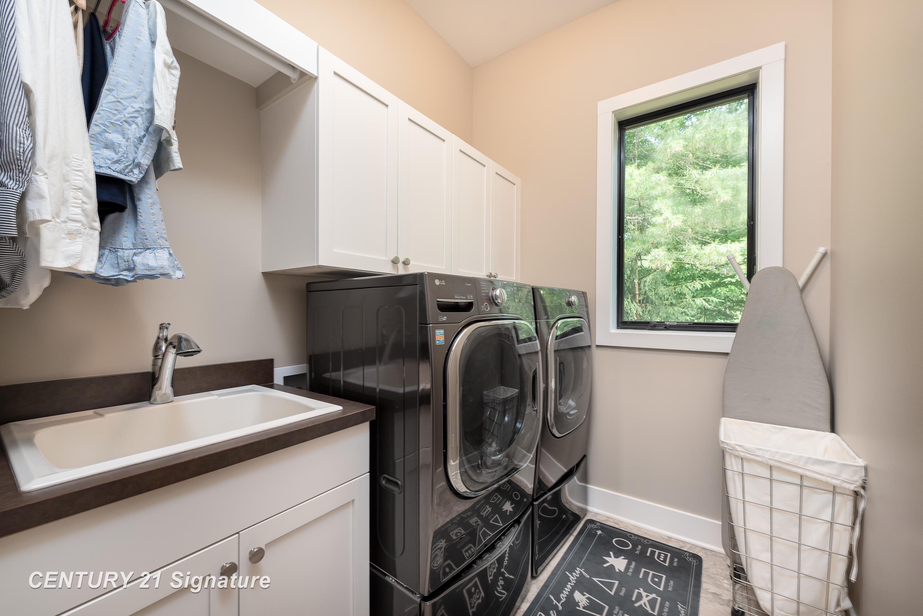 Midland, Michigan, 48642, United States, 4 Bedrooms Bedrooms, ,5 BathroomsBathrooms,Residential,For Sale,1975618