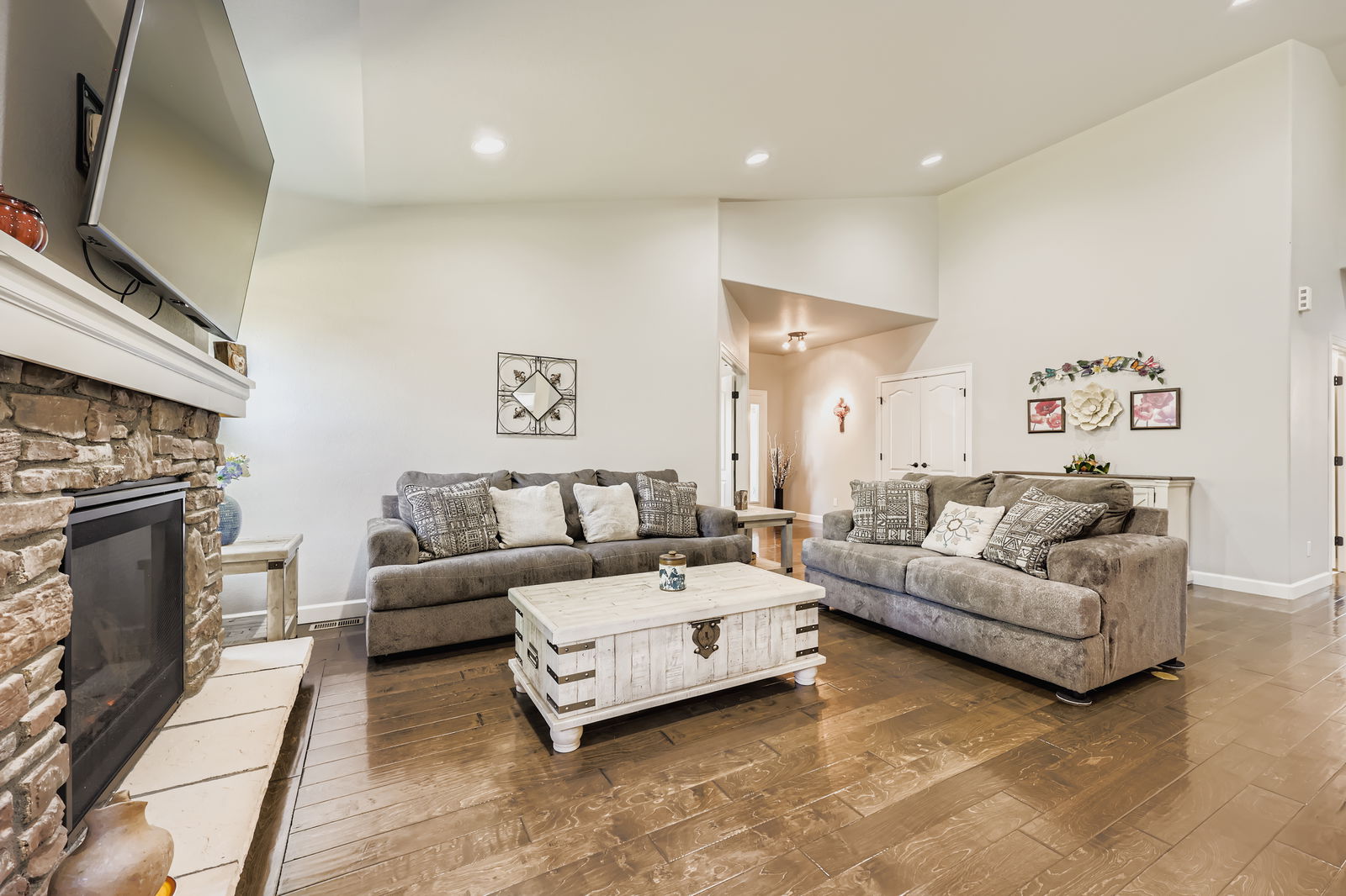 Woodland Park, Colorado, 80863, United States, 3 Bedrooms Bedrooms, ,2 BathroomsBathrooms,Residential,For Sale,1908938