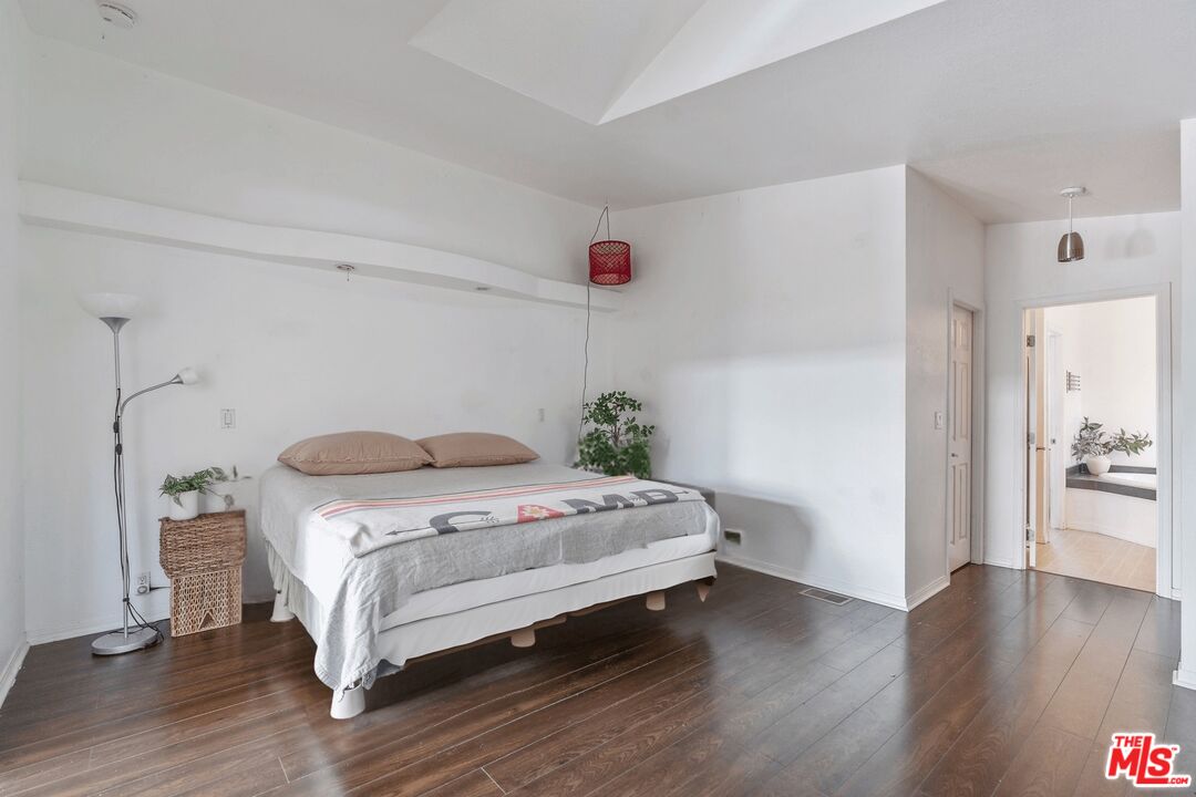 Calabasas, California, 91302, United States, 3 Bedrooms Bedrooms, ,2 BathroomsBathrooms,Residential,For Sale,2002954