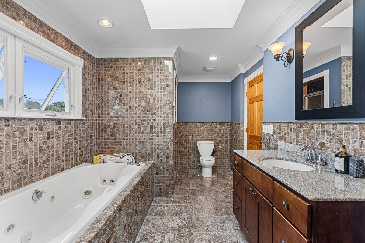 Elmwood Park, Illinois, 60707, United States, 5 Bedrooms Bedrooms, ,3 BathroomsBathrooms,Residential,For Sale,1916945