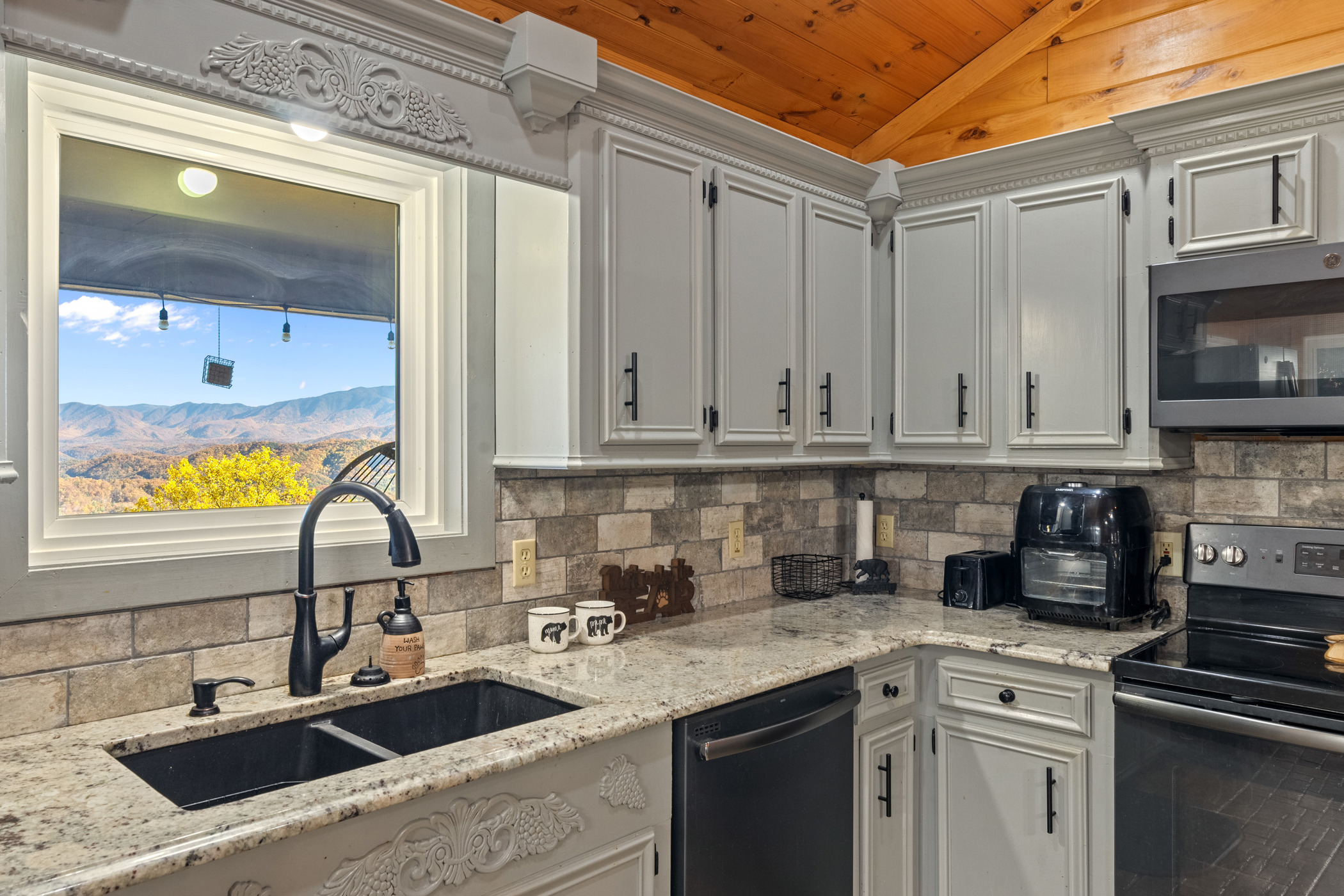 Sevierville, Tennessee, 37876, United States, 2 Bedrooms Bedrooms, ,4 BathroomsBathrooms,Residential,For Sale,1988602