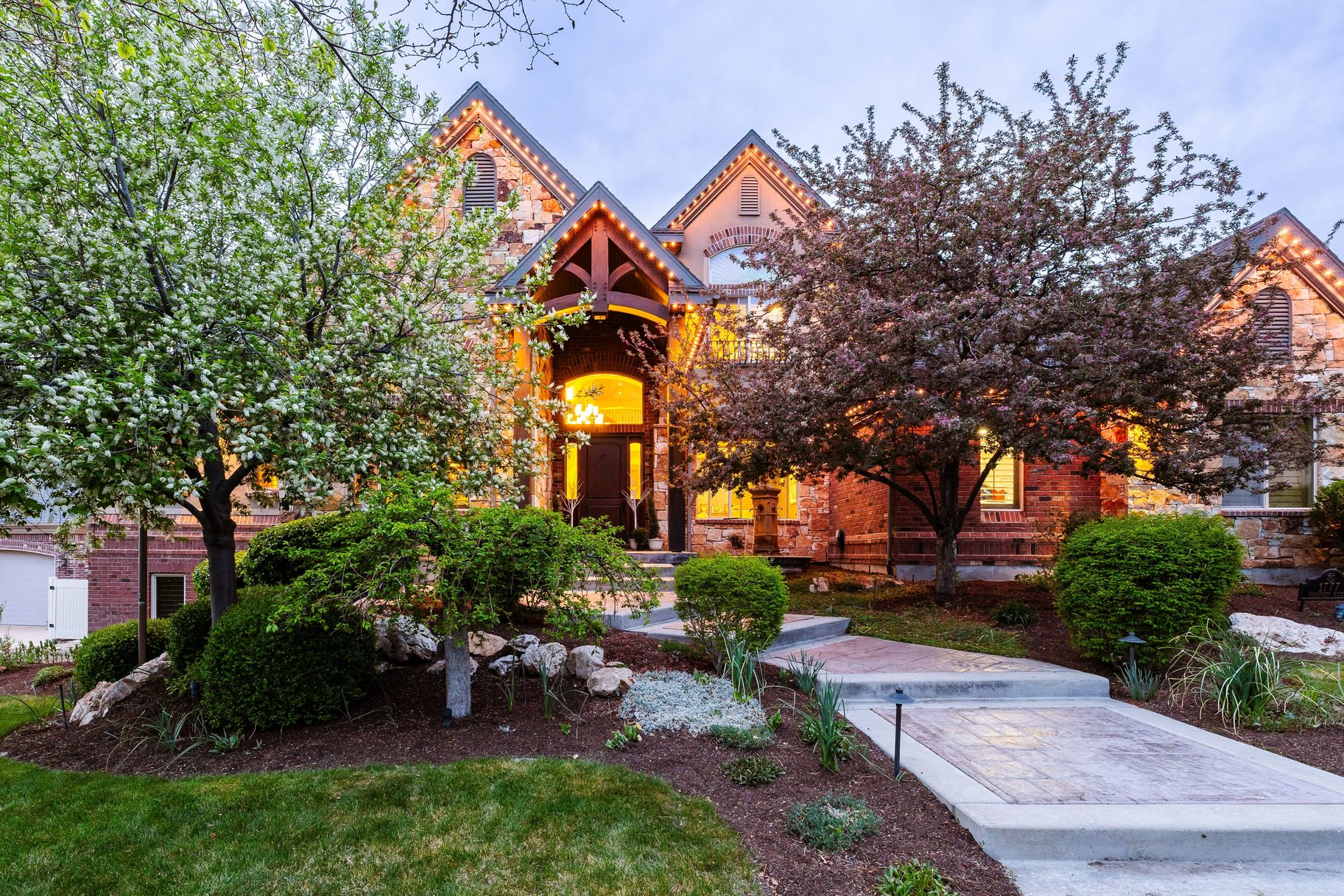  Custom 2-Story Parade Home with Dolphin Bolderscape Grotto Pool & 6 Car Garage - 物件實景