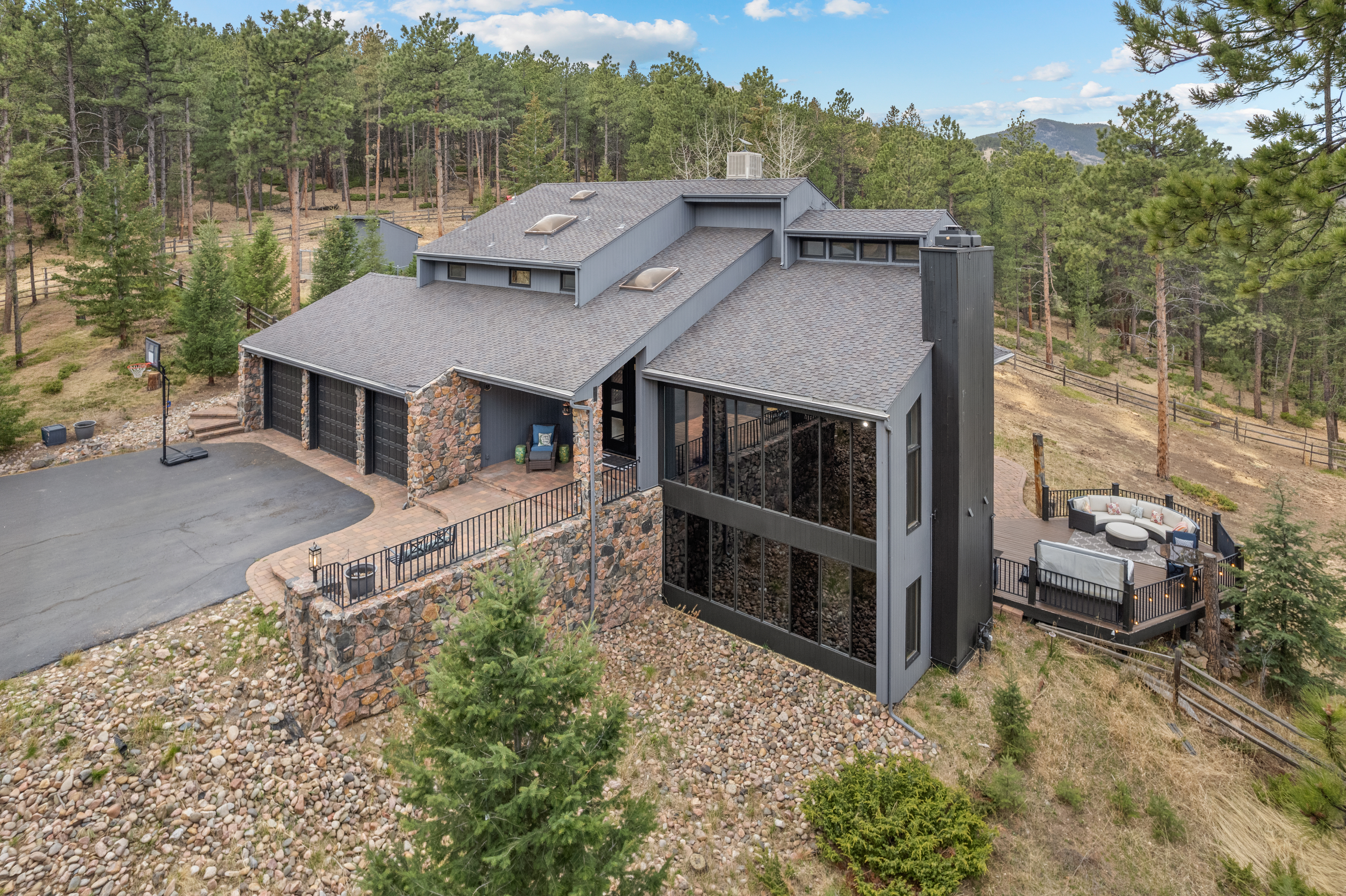  Discover the Pinnacle of Mountain Living at This Meticulously Reimagined Estate - 物件實景