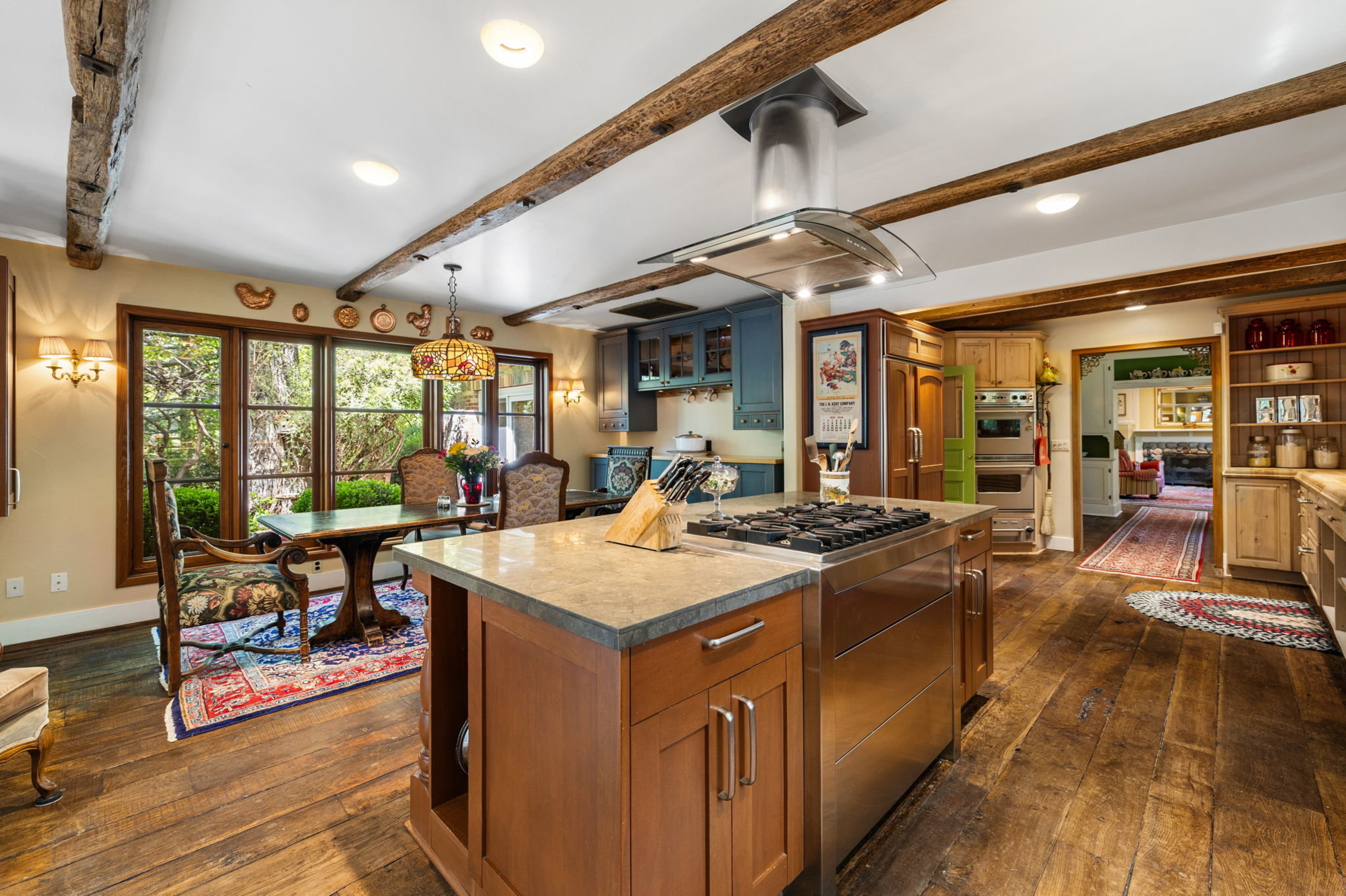  Historic home with 2 guest homes on 1.24 acres with a pool - 物件實景