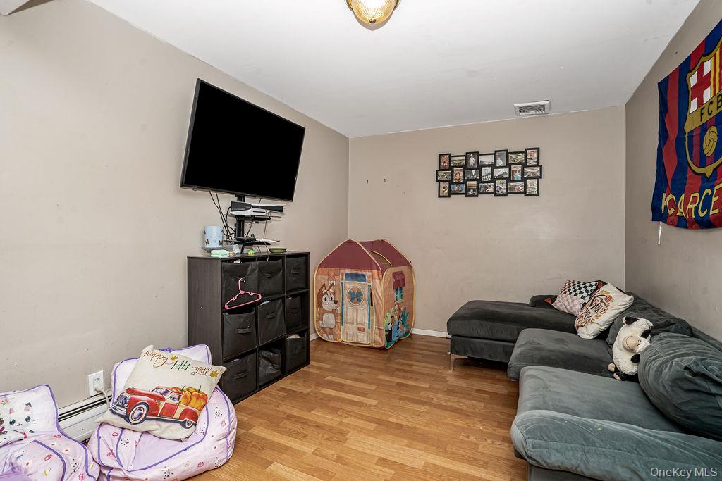 Lynbrook, New York, 11563, United States, 5 Bedrooms Bedrooms, ,3 BathroomsBathrooms,Residential,For Sale,1917433