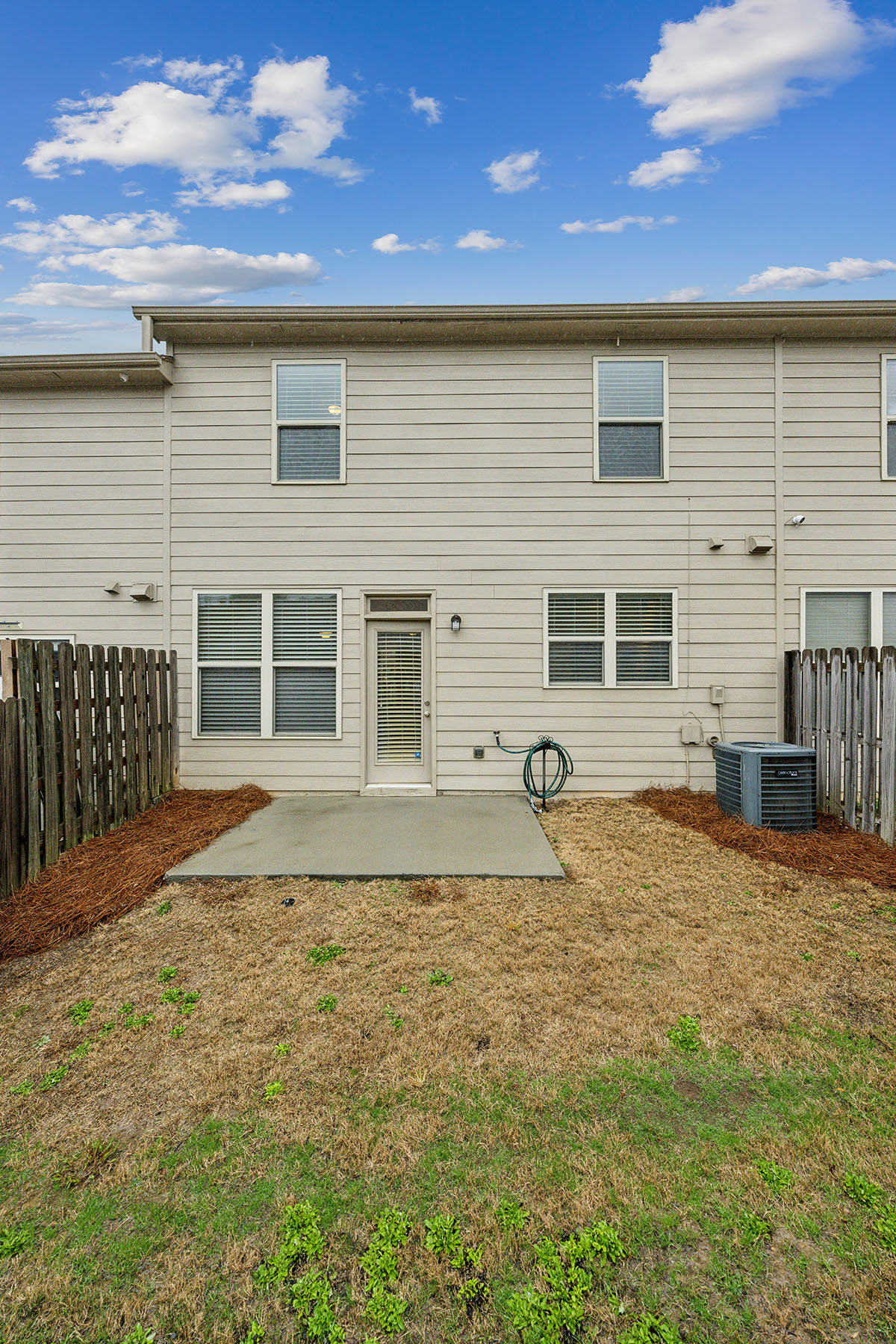  Welcome to this Beautifully Maintained Two-Story Townhome - 物件實景
