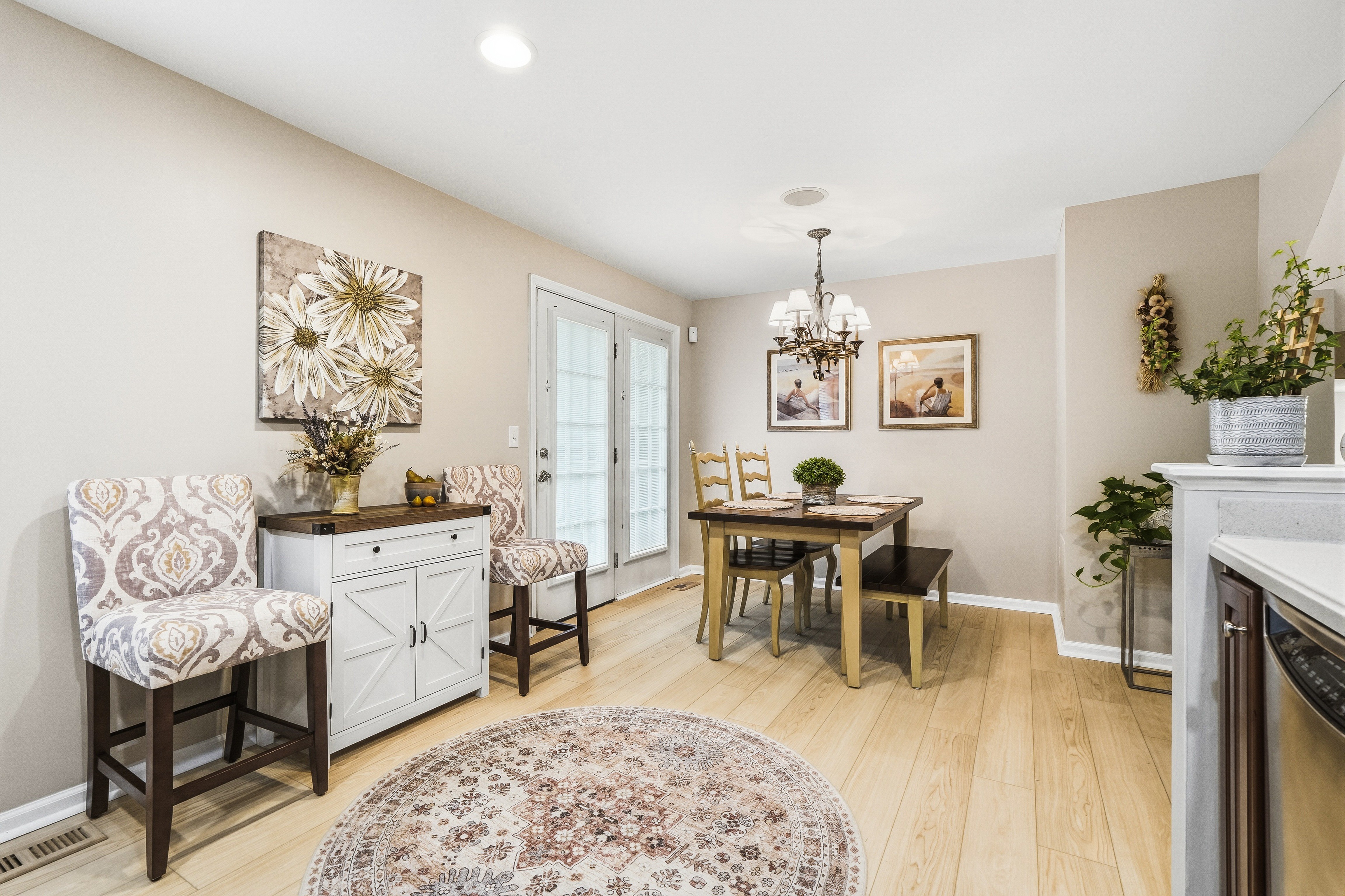  Immaculate & Beautifully Maintained Townhouse in Cedar Glen - 物件實景