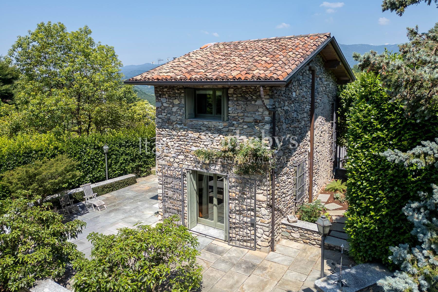 Prestigious residence with a magnificent landscaped garden. - 物件實景