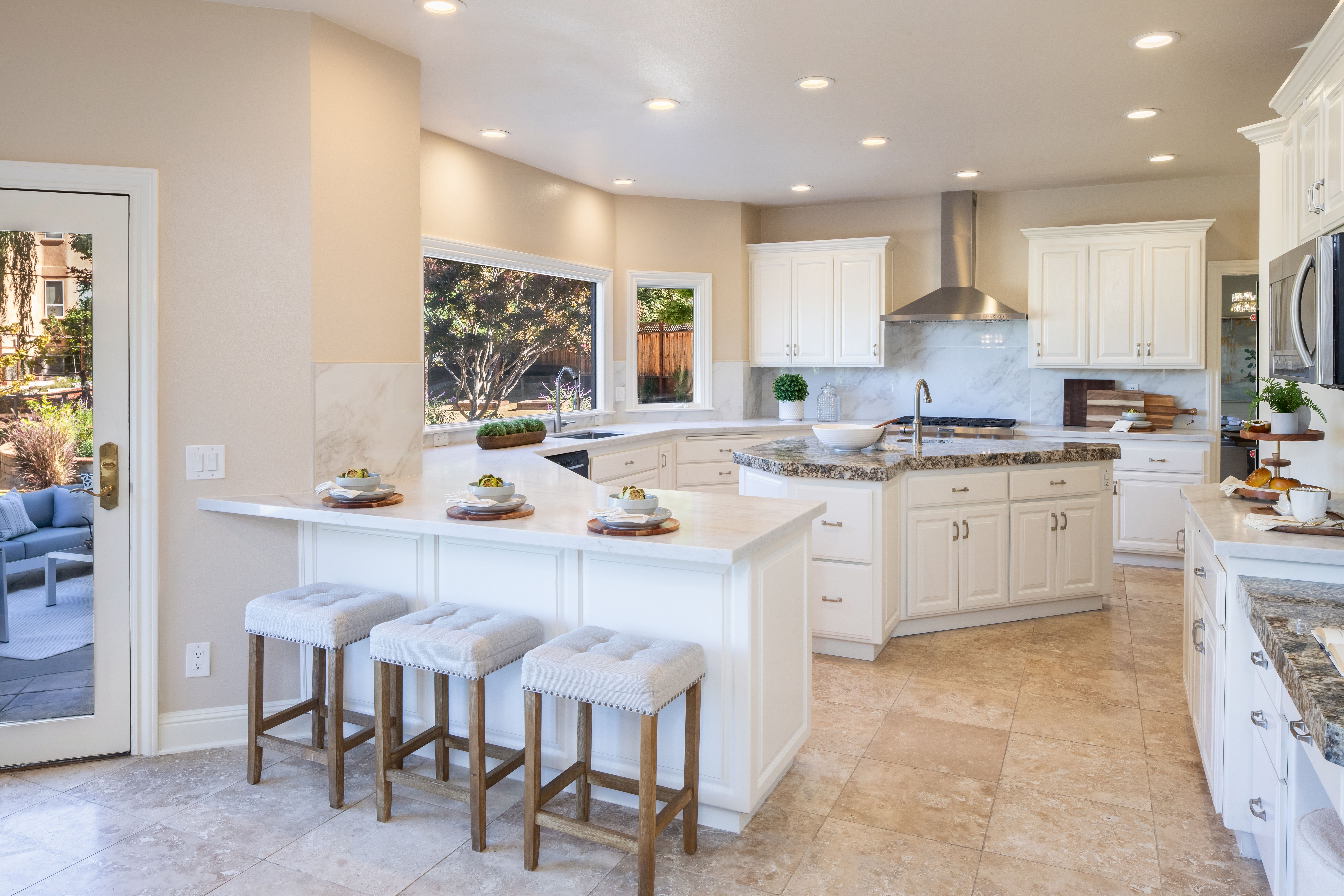  Grand Tudor Estate Offering Luxury Living in Gated Vineyard Heights - 物件實景