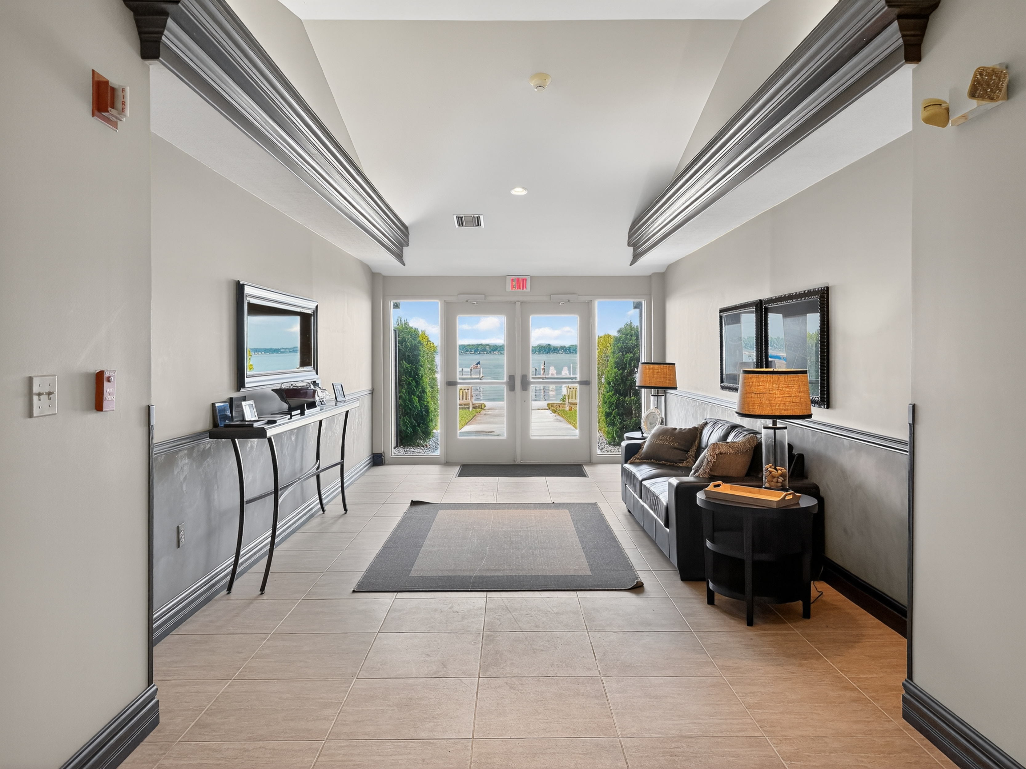  Third Floor Condo with Spectacular Lake Views - 物件實景