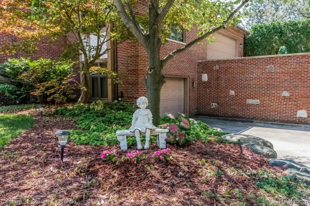 Farmington Hills, Michigan, 48331, United States, 6 Bedrooms Bedrooms, ,7 BathroomsBathrooms,Residential,For Sale,1981472