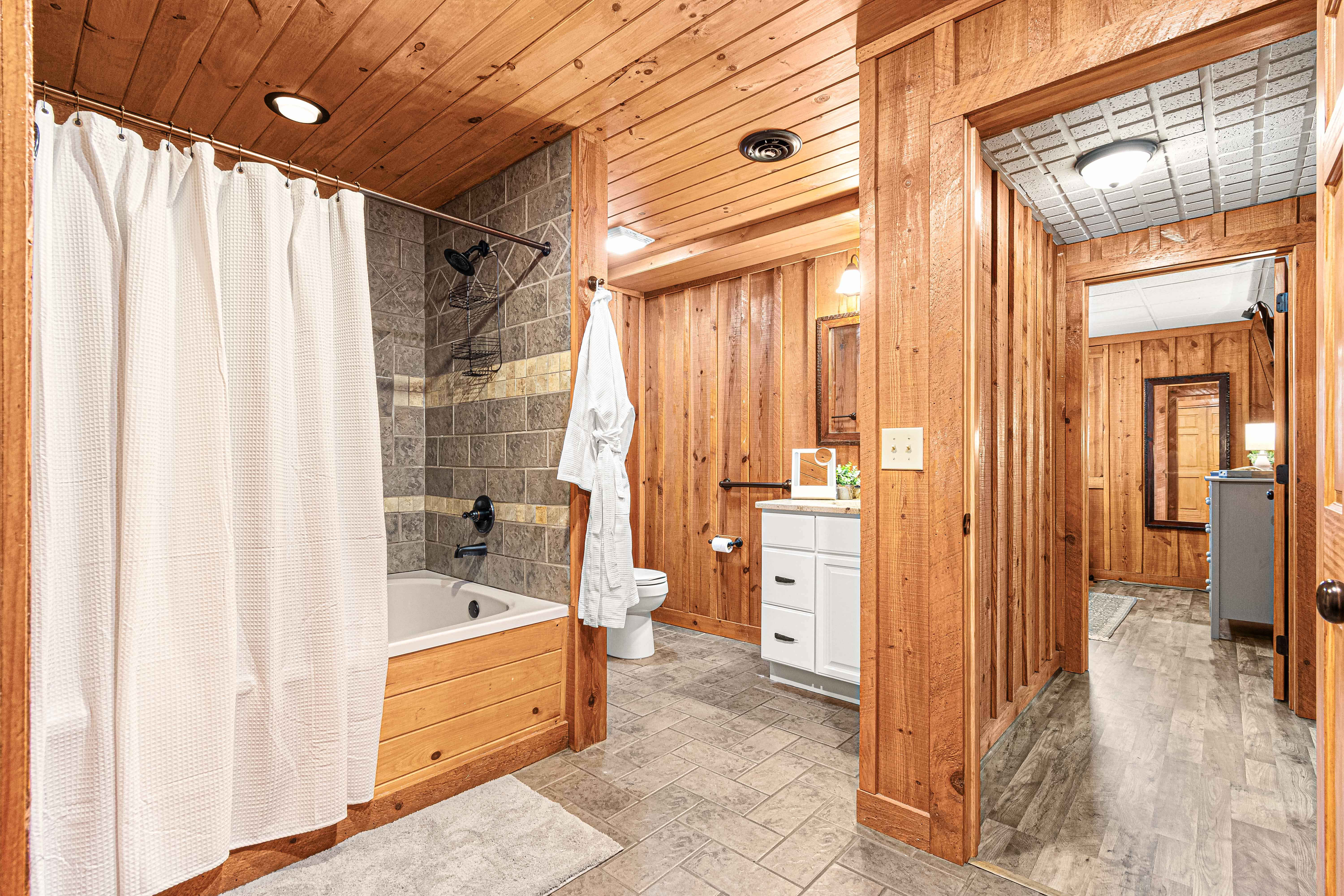 Gatlinburg, Tennessee, 37738, United States, 3 Bedrooms Bedrooms, ,4 BathroomsBathrooms,Residential,For Sale,1977450