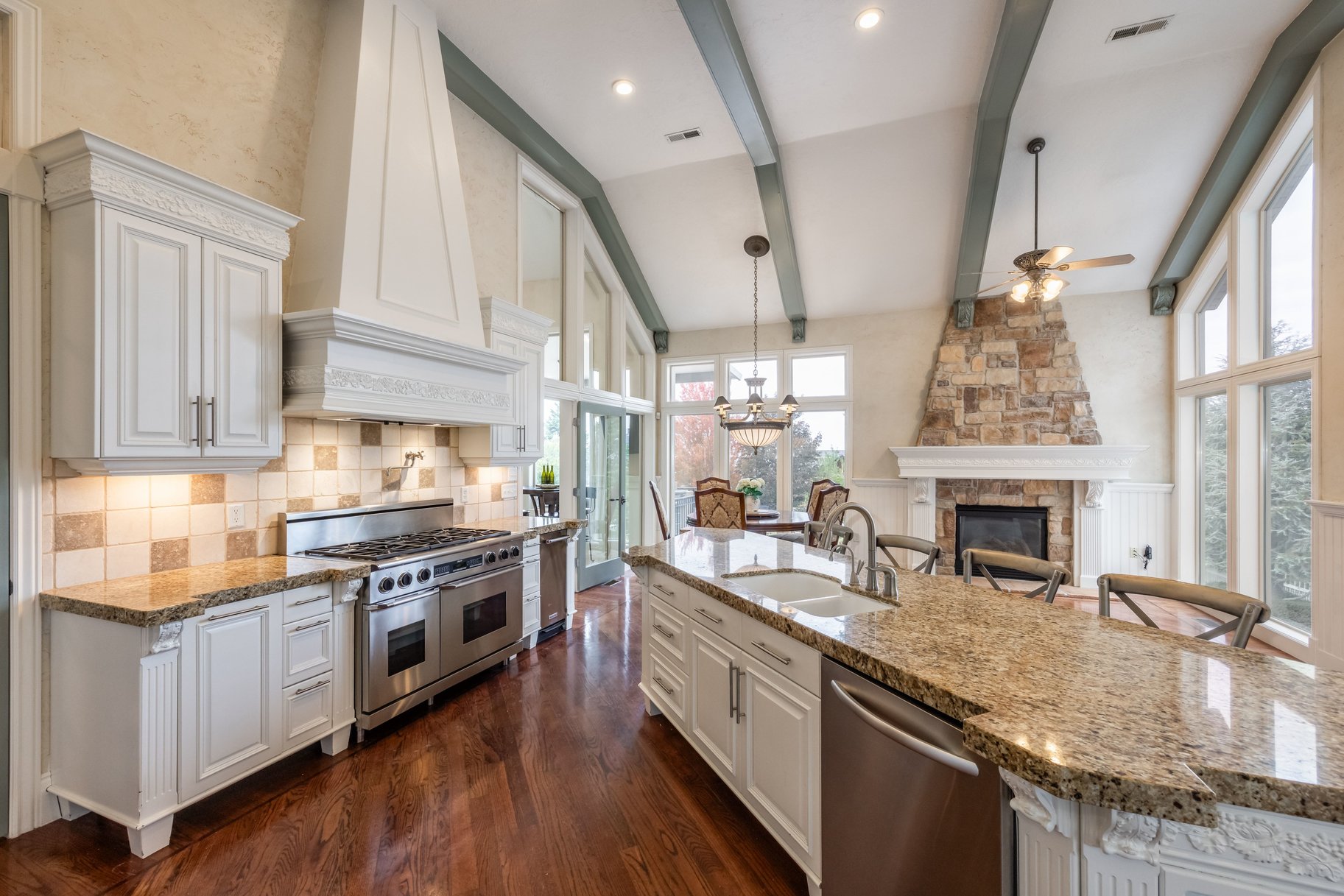  Stately Gated-Community Estate on Nearly Half an Acre: Vaulted Ceilings, Valley - 物件實景