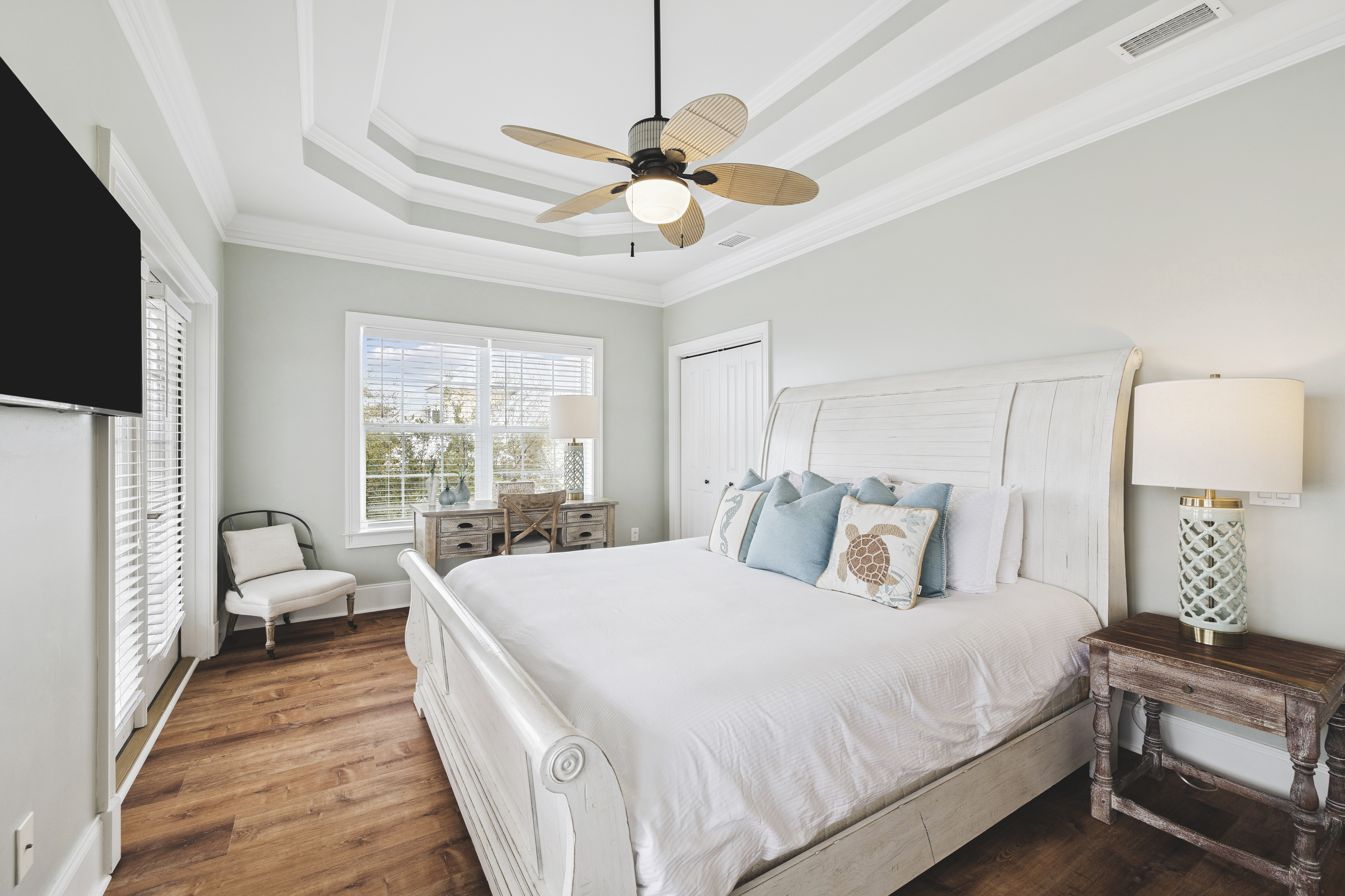  Updated Coastal Retreat With Courtyard Pool And Carriage House - 物件實景