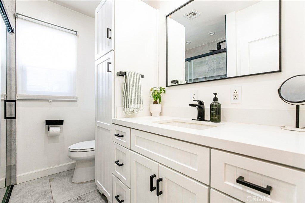 Van Nuys, California, 91402, United States, 3 Bedrooms Bedrooms, ,1 BathroomBathrooms,Residential,For Sale,1949812