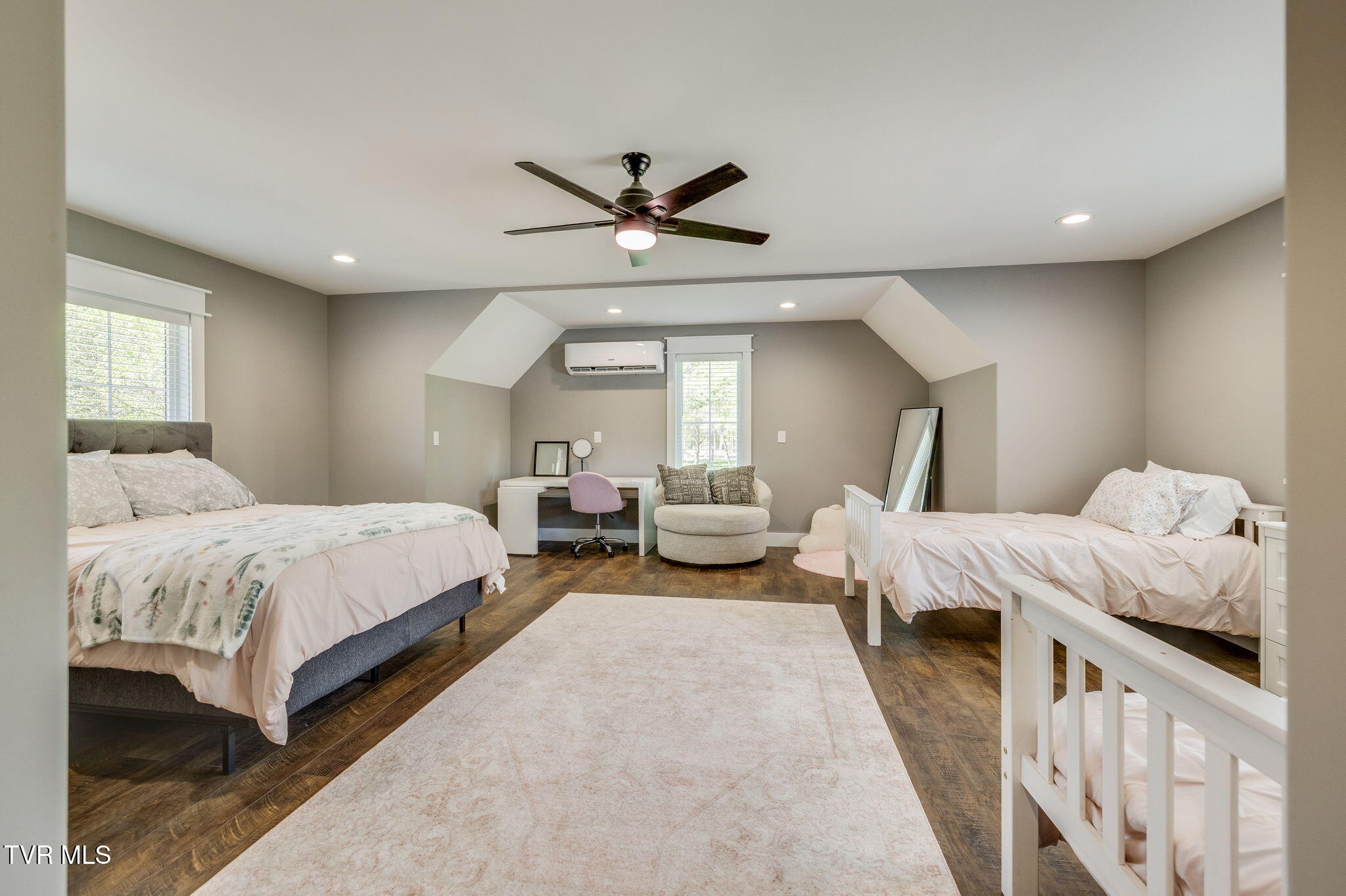 Dandridge, Tennessee, 37725, United States, 3 Bedrooms Bedrooms, ,4 BathroomsBathrooms,Residential,For Sale,2040308