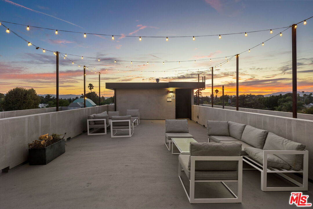 Valley Village, California, 91607, United States, 25 Bedrooms Bedrooms, ,Residential,For Sale,1932634