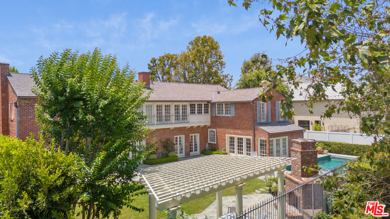 Los Angeles, California, 90004, United States, 6 Bedrooms Bedrooms, ,7 BathroomsBathrooms,Residential,For Sale,1907510