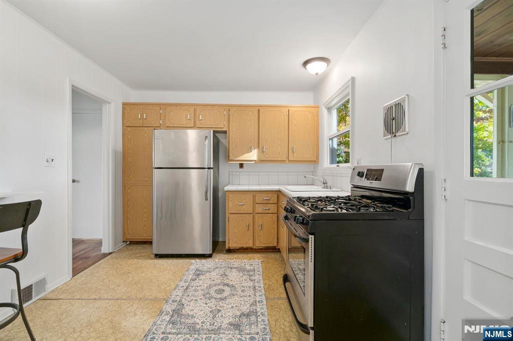 Midland Park, New Jersey, 07432, United States, 3 Bedrooms Bedrooms, ,2 BathroomsBathrooms,Residential,For Sale,1989526