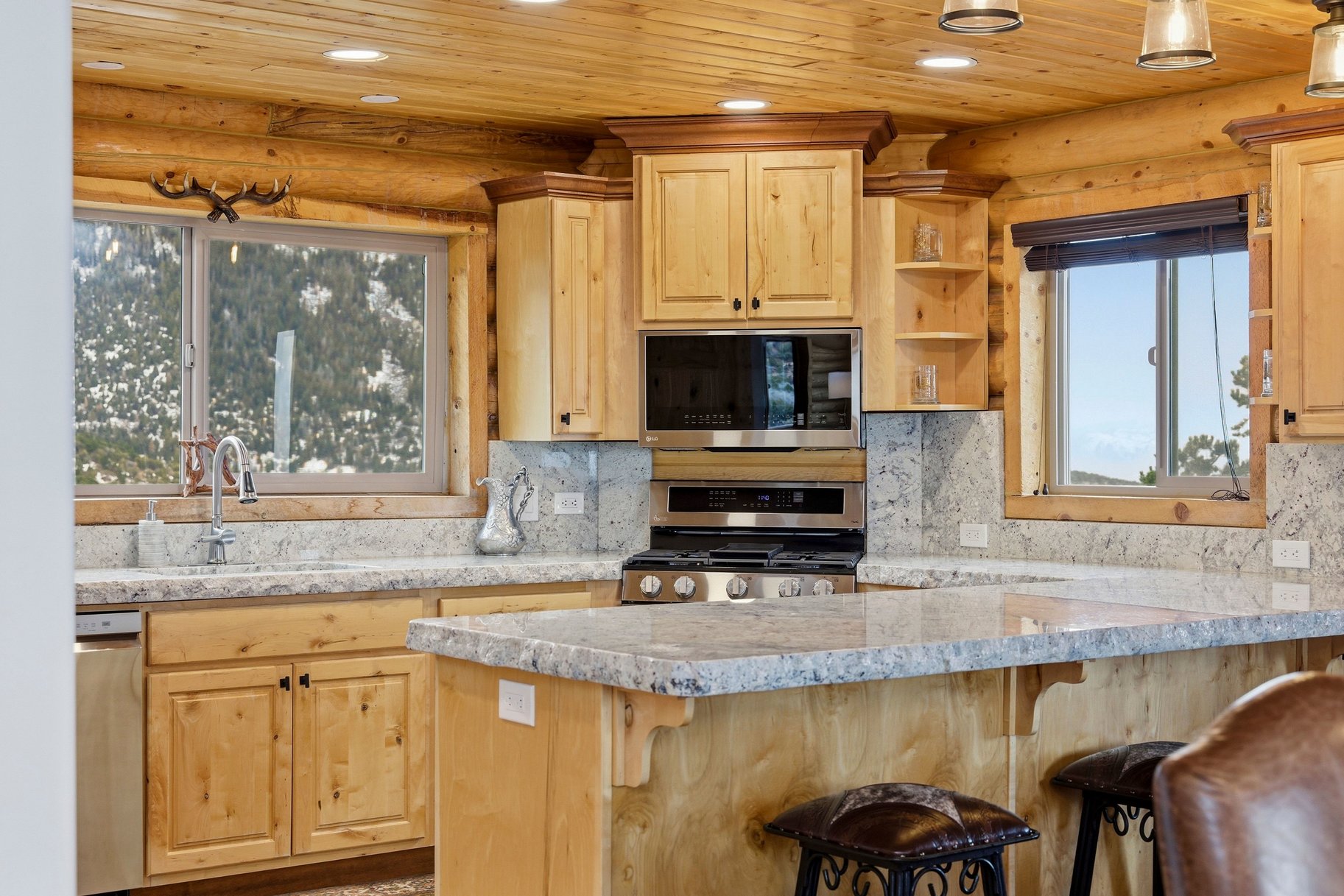  Renovated Log Cabin in Cedar Highlands with Wraparound Deck & Mountain Views - 物件實景
