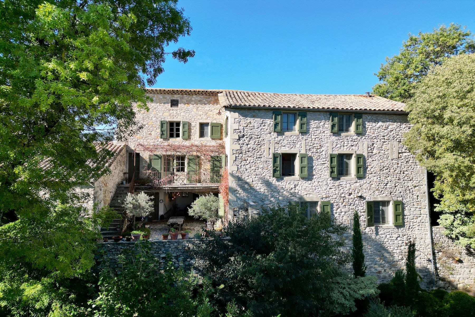  Elegant Stone Residence with Exceptional Volumes and Timeless Charm - 物件實景