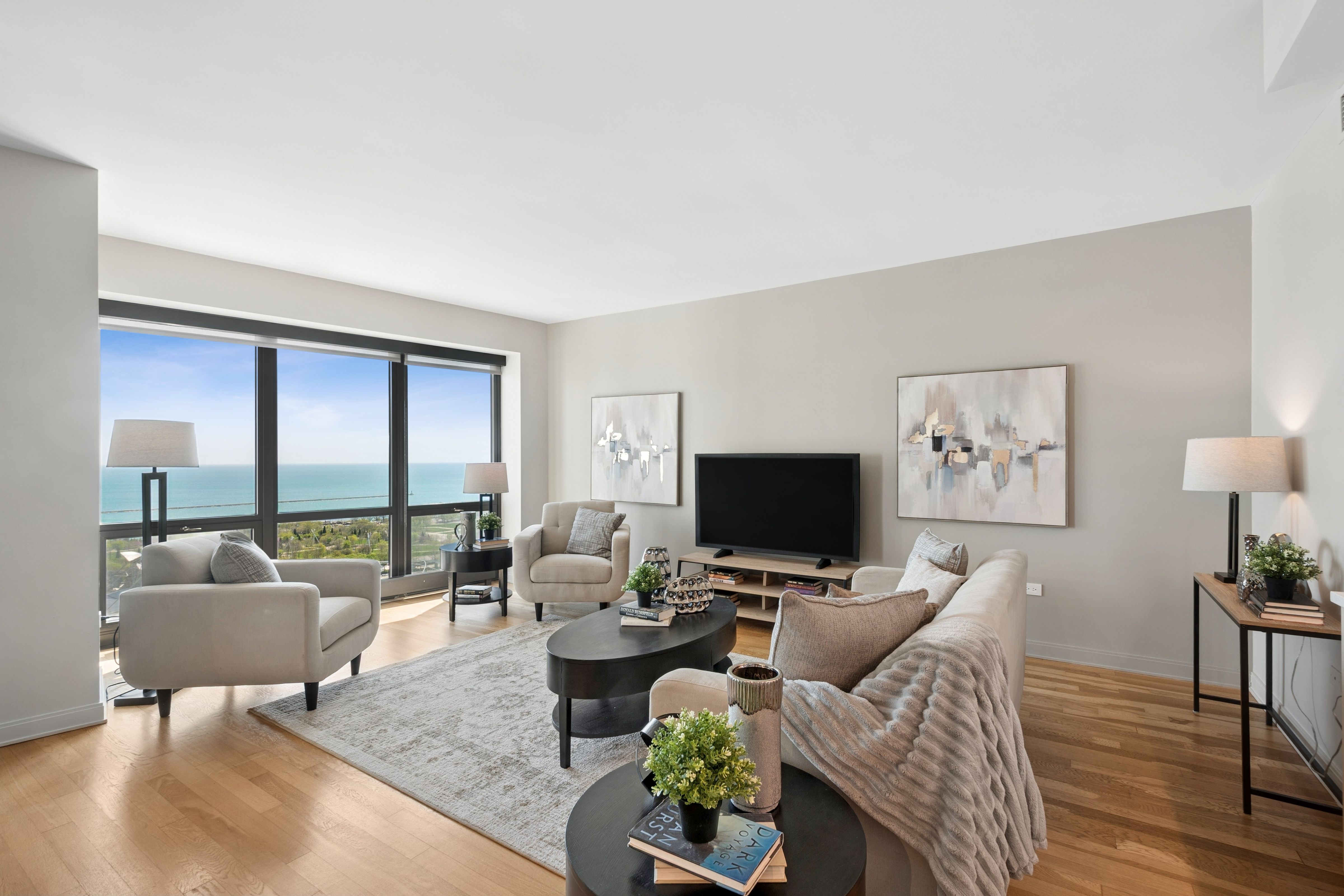  Spacious Living Room and Dining Area Overlook the Park, Lakefront and The Bean - 物件實景