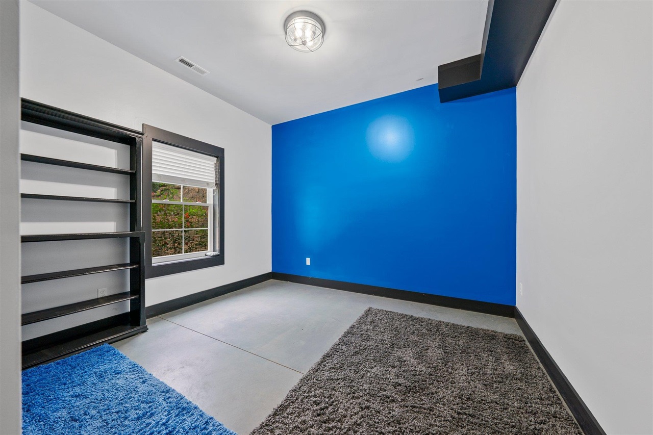 Franklin, Kentucky, 42134, United States, 6 Bedrooms Bedrooms, ,3 BathroomsBathrooms,Residential,For Sale,2002966