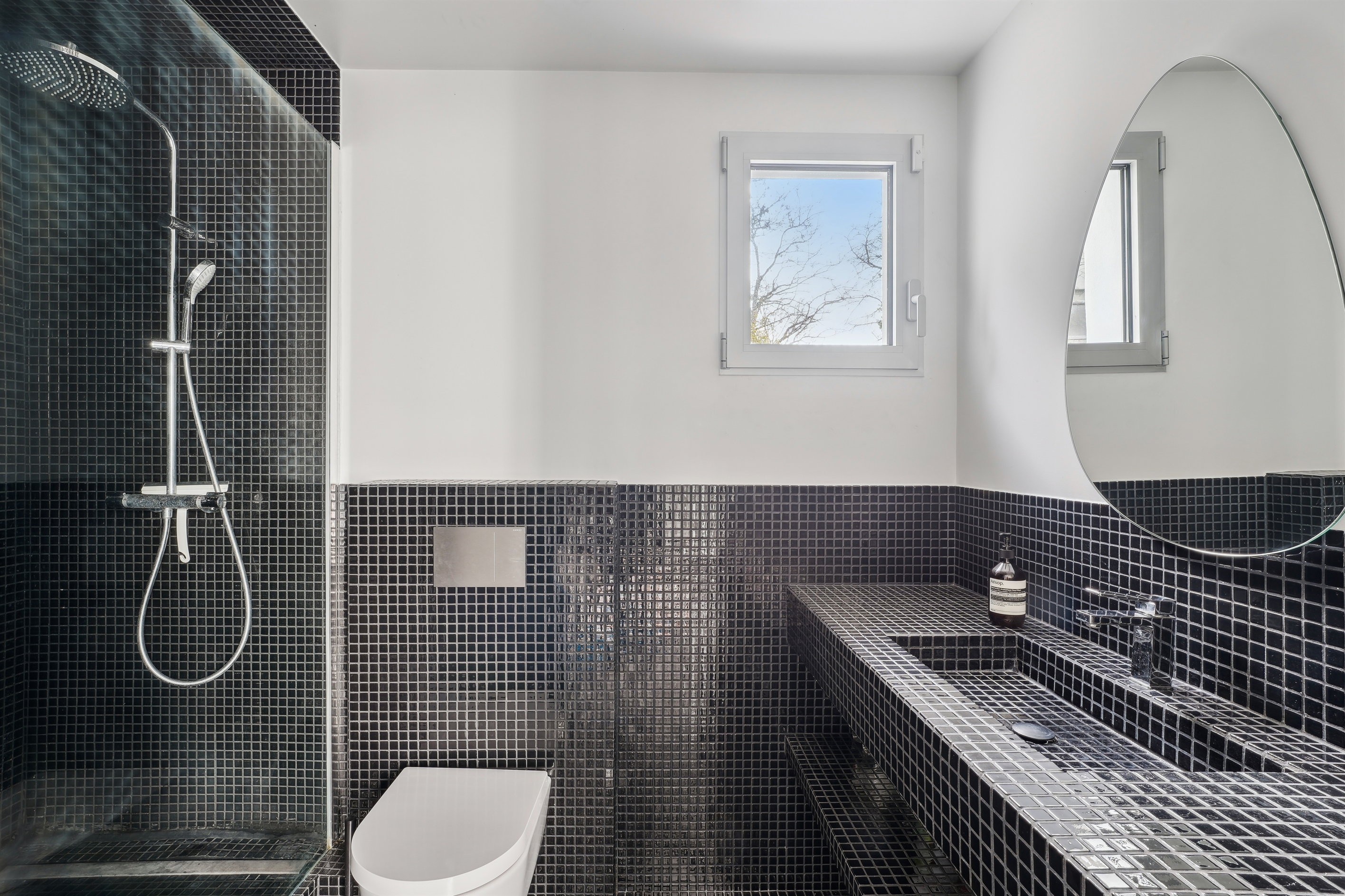  Bougival Town Centre – Contemporary Family Home with Infinity Pool, Expansive T… - 物件實景