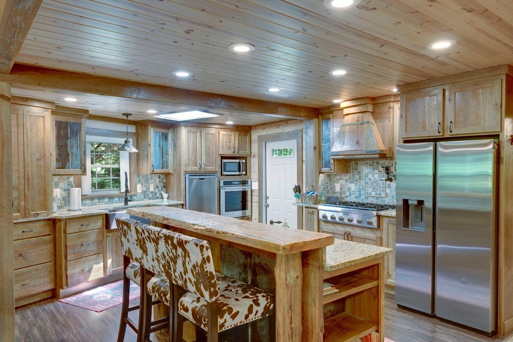 Hiawassee, Georgia, 30546, United States, 2 Bedrooms Bedrooms, ,3 BathroomsBathrooms,Residential,For Sale,1920293