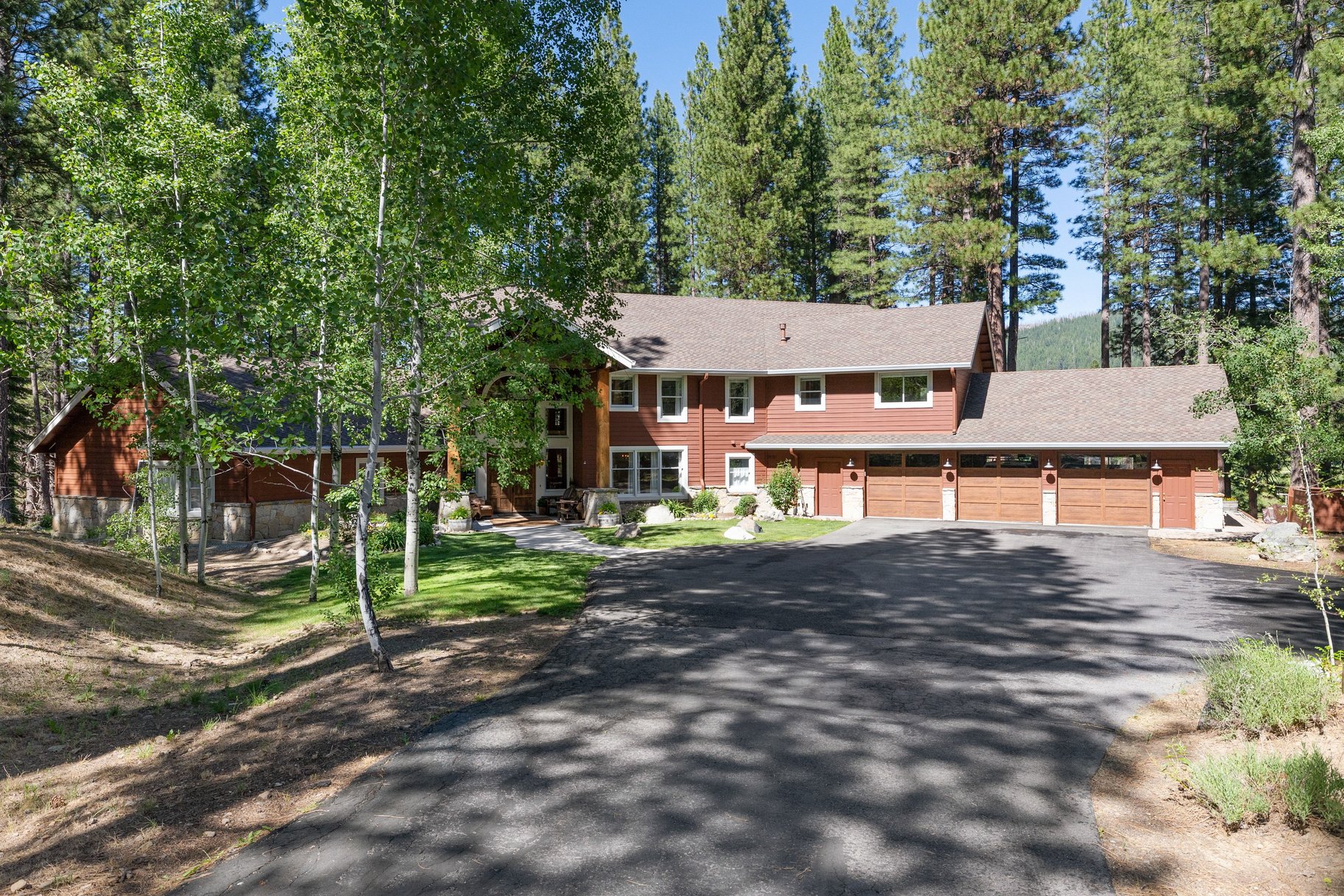  Hilltop Whitehawk Ranch Estate with Sweeping Meadow, Pond & Mountain Views - 物件實景